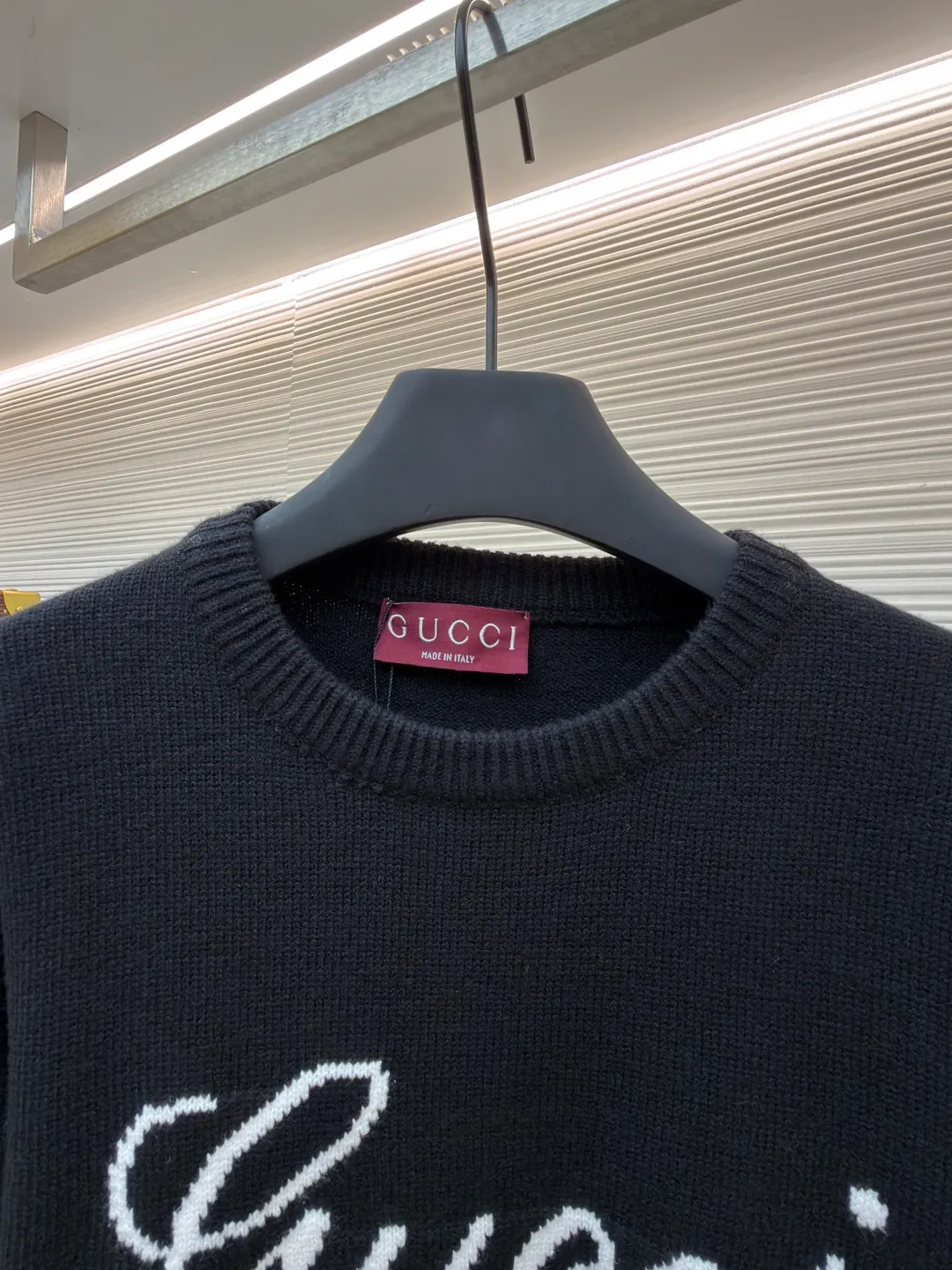 Gucci intarsia knitted sweater ●Original version: Purchased and developed by 5093 ●Item number: 1681847-A85 ●Material: Luxury silk cotton elegant knitted fabric ●Technology: Intarsia jacquard weaving ●Color: black ●Version: Fitted version ●Weight: about 610 grams ●Size: S-M-L-XL ●Description: Custom-woven luxurious silk cotton elegant knitted material Full of texture Comfortable to the skin Use light gray as the canvas Noble and elegant, the brand logo is outlined in pure white. The Gucci intarsia is attached to the sweater in the form of art, as if it has been given a soul. The dropped shoulder design can well modify the neck line, control the complexity with simplicity, and dominate the overall situation with a restrained presence. The simple and versatile style is like a classic movement. Eternal echo craft 1: Intarsia jacquard weaving method. Gucci patterns and textures are formed on the fabric by interweaving yarns of different colors. Fine weaving not only ensures the clarity of the pattern, but also greatly enhances the durability of the fabric. Craft 2: The sewing machine performs narrowing stitches, edge closing, and jacquard effect. The prominent pattern formed on the fabric through a specific weaving process adds visual effects. Neat and orderly process 3: Garment washing water softening and deodorizing process. Professional washing equipment and specific detergents are used to deep clean and deodorize the clothes to improve the feel and appearance of the clothes. The overall wiring is straight and delicate, the fabric is comfortable and soft, and the color is consistent without color difference. It can be matched with the same style to create a fashionable look and control various occasions. Customized accessories, complete with three standards, same style for men and women!