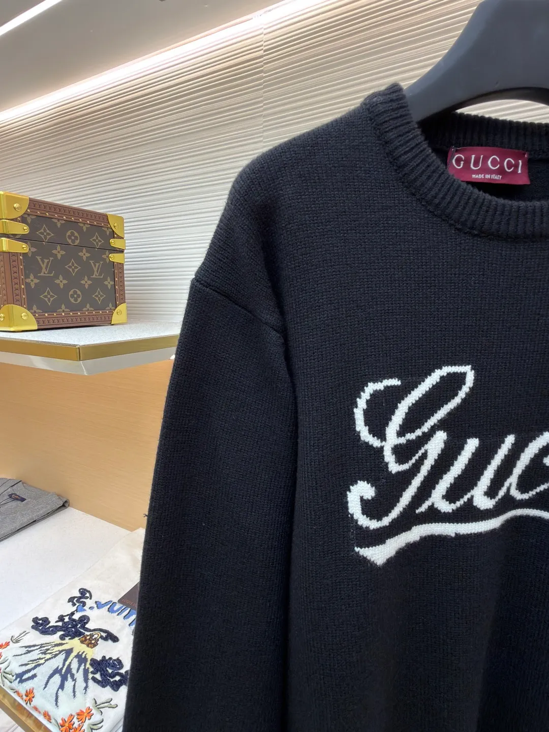 Gucci intarsia knitted sweater ●Original version: Purchased and developed by 5093 ●Item number: 1681847-A85 ●Material: Luxury silk cotton elegant knitted fabric ●Technology: Intarsia jacquard weaving ●Color: black ●Version: Fitted version ●Weight: about 610 grams ●Size: S-M-L-XL ●Description: Custom-woven luxurious silk cotton elegant knitted material Full of texture Comfortable to the skin Use light gray as the canvas Noble and elegant, the brand logo is outlined in pure white. The Gucci intarsia is attached to the sweater in the form of art, as if it has been given a soul. The dropped shoulder design can well modify the neck line, control the complexity with simplicity, and dominate the overall situation with a restrained presence. The simple and versatile style is like a classic movement. Eternal echo craft 1: Intarsia jacquard weaving method. Gucci patterns and textures are formed on the fabric by interweaving yarns of different colors. Fine weaving not only ensures the clarity of the pattern, but also greatly enhances the durability of the fabric. Craft 2: The sewing machine performs narrowing stitches, edge closing, and jacquard effect. The prominent pattern formed on the fabric through a specific weaving process adds visual effects. Neat and orderly process 3: Garment washing water softening and deodorizing process. Professional washing equipment and specific detergents are used to deep clean and deodorize the clothes to improve the feel and appearance of the clothes. The overall wiring is straight and delicate, the fabric is comfortable and soft, and the color is consistent without color difference. It can be matched with the same style to create a fashionable look and control various occasions. Customized accessories, complete with three standards, same style for men and women!