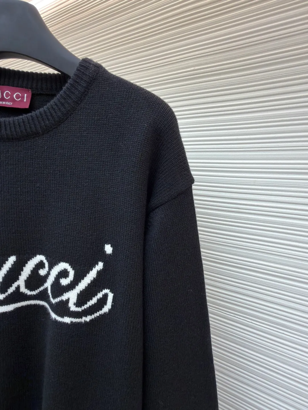 Gucci intarsia knitted sweater ●Original version: Purchased and developed by 5093 ●Item number: 1681847-A85 ●Material: Luxury silk cotton elegant knitted fabric ●Technology: Intarsia jacquard weaving ●Color: black ●Version: Fitted version ●Weight: about 610 grams ●Size: S-M-L-XL ●Description: Custom-woven luxurious silk cotton elegant knitted material Full of texture Comfortable to the skin Use light gray as the canvas Noble and elegant, the brand logo is outlined in pure white. The Gucci intarsia is attached to the sweater in the form of art, as if it has been given a soul. The dropped shoulder design can well modify the neck line, control the complexity with simplicity, and dominate the overall situation with a restrained presence. The simple and versatile style is like a classic movement. Eternal echo craft 1: Intarsia jacquard weaving method. Gucci patterns and textures are formed on the fabric by interweaving yarns of different colors. Fine weaving not only ensures the clarity of the pattern, but also greatly enhances the durability of the fabric. Craft 2: The sewing machine performs narrowing stitches, edge closing, and jacquard effect. The prominent pattern formed on the fabric through a specific weaving process adds visual effects. Neat and orderly process 3: Garment washing water softening and deodorizing process. Professional washing equipment and specific detergents are used to deep clean and deodorize the clothes to improve the feel and appearance of the clothes. The overall wiring is straight and delicate, the fabric is comfortable and soft, and the color is consistent without color difference. It can be matched with the same style to create a fashionable look and control various occasions. Customized accessories, complete with three standards, same style for men and women!
