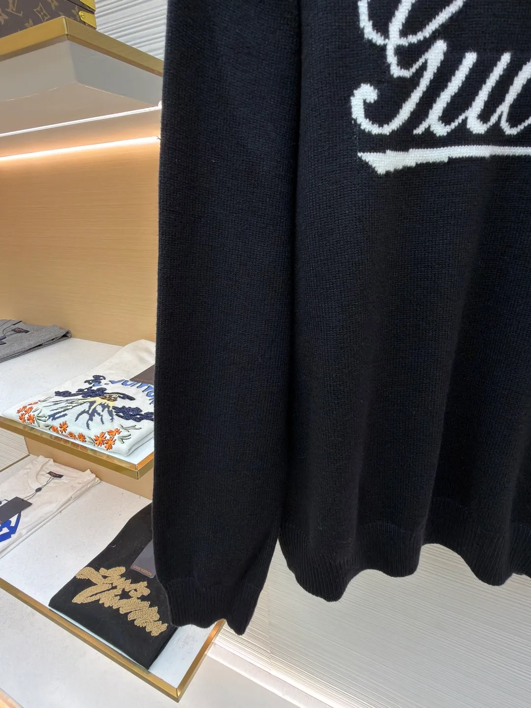 Gucci intarsia knitted sweater ●Original version: Purchased and developed by 5093 ●Item number: 1681847-A85 ●Material: Luxury silk cotton elegant knitted fabric ●Technology: Intarsia jacquard weaving ●Color: black ●Version: Fitted version ●Weight: about 610 grams ●Size: S-M-L-XL ●Description: Custom-woven luxurious silk cotton elegant knitted material Full of texture Comfortable to the skin Use light gray as the canvas Noble and elegant, the brand logo is outlined in pure white. The Gucci intarsia is attached to the sweater in the form of art, as if it has been given a soul. The dropped shoulder design can well modify the neck line, control the complexity with simplicity, and dominate the overall situation with a restrained presence. The simple and versatile style is like a classic movement. Eternal echo craft 1: Intarsia jacquard weaving method. Gucci patterns and textures are formed on the fabric by interweaving yarns of different colors. Fine weaving not only ensures the clarity of the pattern, but also greatly enhances the durability of the fabric. Craft 2: The sewing machine performs narrowing stitches, edge closing, and jacquard effect. The prominent pattern formed on the fabric through a specific weaving process adds visual effects. Neat and orderly process 3: Garment washing water softening and deodorizing process. Professional washing equipment and specific detergents are used to deep clean and deodorize the clothes to improve the feel and appearance of the clothes. The overall wiring is straight and delicate, the fabric is comfortable and soft, and the color is consistent without color difference. It can be matched with the same style to create a fashionable look and control various occasions. Customized accessories, complete with three standards, same style for men and women!