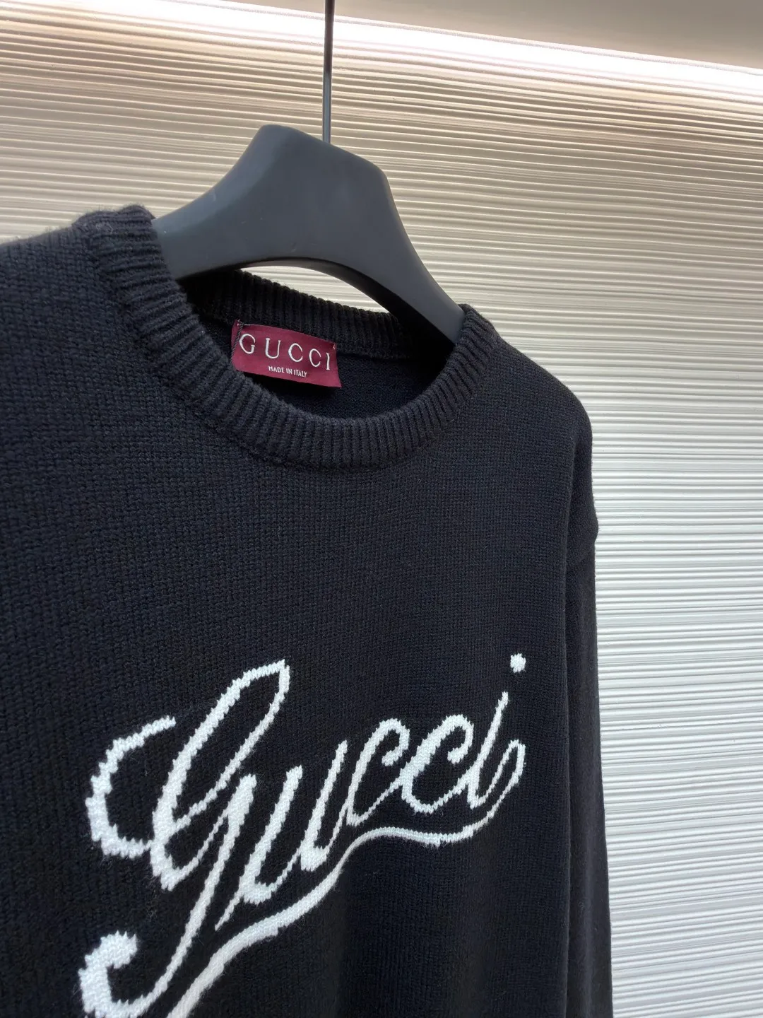 Gucci intarsia knitted sweater ●Original version: Purchased and developed by 5093 ●Item number: 1681847-A85 ●Material: Luxury silk cotton elegant knitted fabric ●Technology: Intarsia jacquard weaving ●Color: black ●Version: Fitted version ●Weight: about 610 grams ●Size: S-M-L-XL ●Description: Custom-woven luxurious silk cotton elegant knitted material Full of texture Comfortable to the skin Use light gray as the canvas Noble and elegant, the brand logo is outlined in pure white. The Gucci intarsia is attached to the sweater in the form of art, as if it has been given a soul. The dropped shoulder design can well modify the neck line, control the complexity with simplicity, and dominate the overall situation with a restrained presence. The simple and versatile style is like a classic movement. Eternal echo craft 1: Intarsia jacquard weaving method. Gucci patterns and textures are formed on the fabric by interweaving yarns of different colors. Fine weaving not only ensures the clarity of the pattern, but also greatly enhances the durability of the fabric. Craft 2: The sewing machine performs narrowing stitches, edge closing, and jacquard effect. The prominent pattern formed on the fabric through a specific weaving process adds visual effects. Neat and orderly process 3: Garment washing water softening and deodorizing process. Professional washing equipment and specific detergents are used to deep clean and deodorize the clothes to improve the feel and appearance of the clothes. The overall wiring is straight and delicate, the fabric is comfortable and soft, and the color is consistent without color difference. It can be matched with the same style to create a fashionable look and control various occasions. Customized accessories, complete with three standards, same style for men and women!