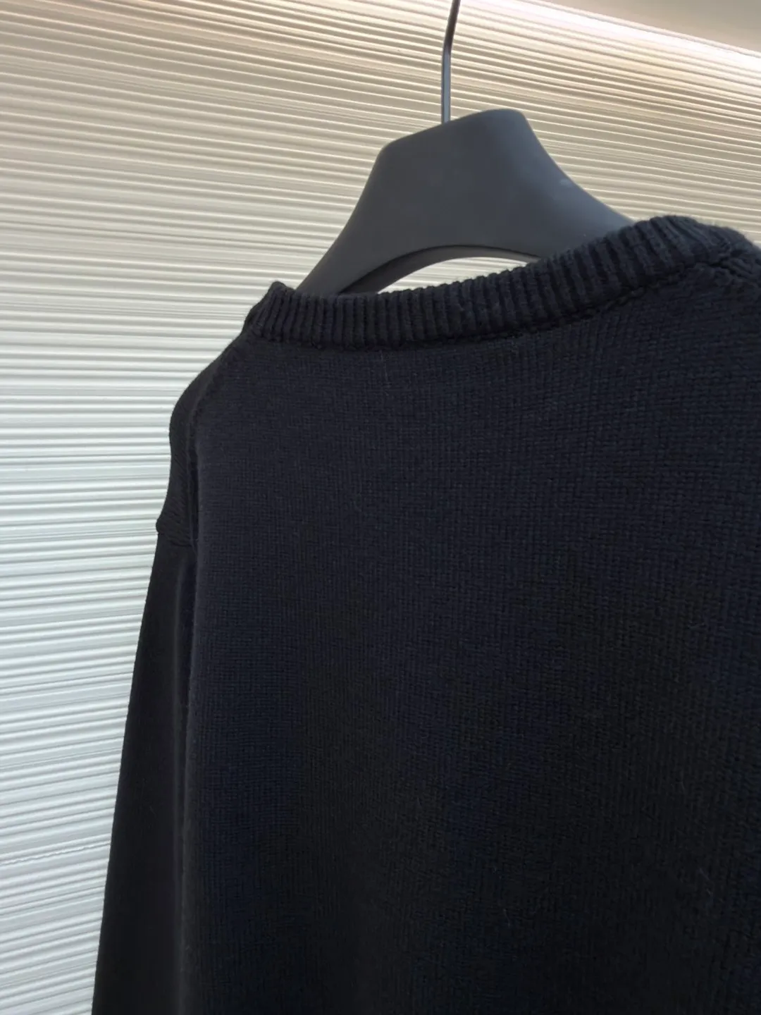 Gucci intarsia knitted sweater ●Original version: Purchased and developed by 5093 ●Item number: 1681847-A85 ●Material: Luxury silk cotton elegant knitted fabric ●Technology: Intarsia jacquard weaving ●Color: black ●Version: Fitted version ●Weight: about 610 grams ●Size: S-M-L-XL ●Description: Custom-woven luxurious silk cotton elegant knitted material Full of texture Comfortable to the skin Use light gray as the canvas Noble and elegant, the brand logo is outlined in pure white. The Gucci intarsia is attached to the sweater in the form of art, as if it has been given a soul. The dropped shoulder design can well modify the neck line, control the complexity with simplicity, and dominate the overall situation with a restrained presence. The simple and versatile style is like a classic movement. Eternal echo craft 1: Intarsia jacquard weaving method. Gucci patterns and textures are formed on the fabric by interweaving yarns of different colors. Fine weaving not only ensures the clarity of the pattern, but also greatly enhances the durability of the fabric. Craft 2: The sewing machine performs narrowing stitches, edge closing, and jacquard effect. The prominent pattern formed on the fabric through a specific weaving process adds visual effects. Neat and orderly process 3: Garment washing water softening and deodorizing process. Professional washing equipment and specific detergents are used to deep clean and deodorize the clothes to improve the feel and appearance of the clothes. The overall wiring is straight and delicate, the fabric is comfortable and soft, and the color is consistent without color difference. It can be matched with the same style to create a fashionable look and control various occasions. Customized accessories, complete with three standards, same style for men and women!