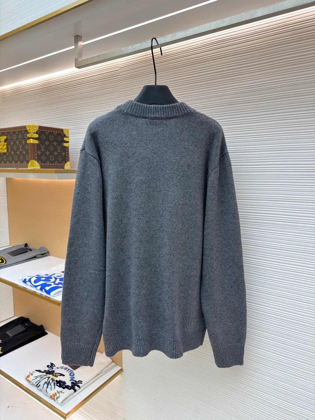 Gucci New Year red lantern double G embroidered sweater ●Original version: Purchased and developed for 15200 ●Item number: 168235-A75 ●Fabric: wool fabric ●Technology: knitted production ●Color: gray ●Version: fitted version ●Weight: about 690 grams ●Size: S-M-L-XL ●Description: Made of 50% wool, 30% wool, 10% cashmere, 10% nylon. Original dyeing and weaving. Embroidery technology: 3D cotton thread embroidery, original dyeing, same color and same size 1:1 restoration. Garment washing - removing wool impurities - fixing color - fixing style. Equestrian style elements are expertly embellished with classic silhouettes, adding a dynamic touch. This sweater is made of dark gray knitted wool, with webbing interlocking Double G and stirrup embroidery, adding fashionable charm. The overall wiring is straight and delicate, the fabric is comfortable and soft, and the color is consistent without color difference. It can be matched with the same style to create a fashionable look and control various occasions. Customized accessories, complete with three standards, same style for men and women!