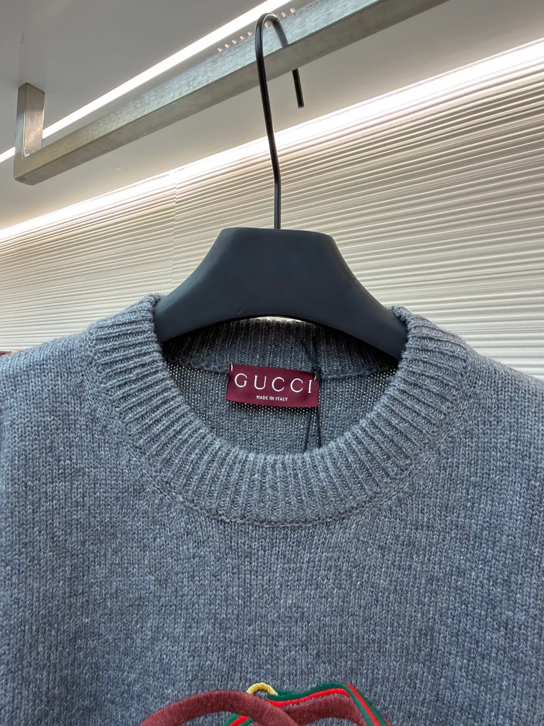 Gucci New Year red lantern double G embroidered sweater ●Original version: Purchased and developed for 15200 ●Item number: 168235-A75 ●Fabric: wool fabric ●Technology: knitted production ●Color: gray ●Version: fitted version ●Weight: about 690 grams ●Size: S-M-L-XL ●Description: Made of 50% wool, 30% wool, 10% cashmere, 10% nylon. Original dyeing and weaving. Embroidery technology: 3D cotton thread embroidery, original dyeing, same color and same size 1:1 restoration. Garment washing - removing wool impurities - fixing color - fixing style. Equestrian style elements are expertly embellished with classic silhouettes, adding a dynamic touch. This sweater is made of dark gray knitted wool, with webbing interlocking Double G and stirrup embroidery, adding fashionable charm. The overall wiring is straight and delicate, the fabric is comfortable and soft, and the color is consistent without color difference. It can be matched with the same style to create a fashionable look and control various occasions. Customized accessories, complete with three standards, same style for men and women!