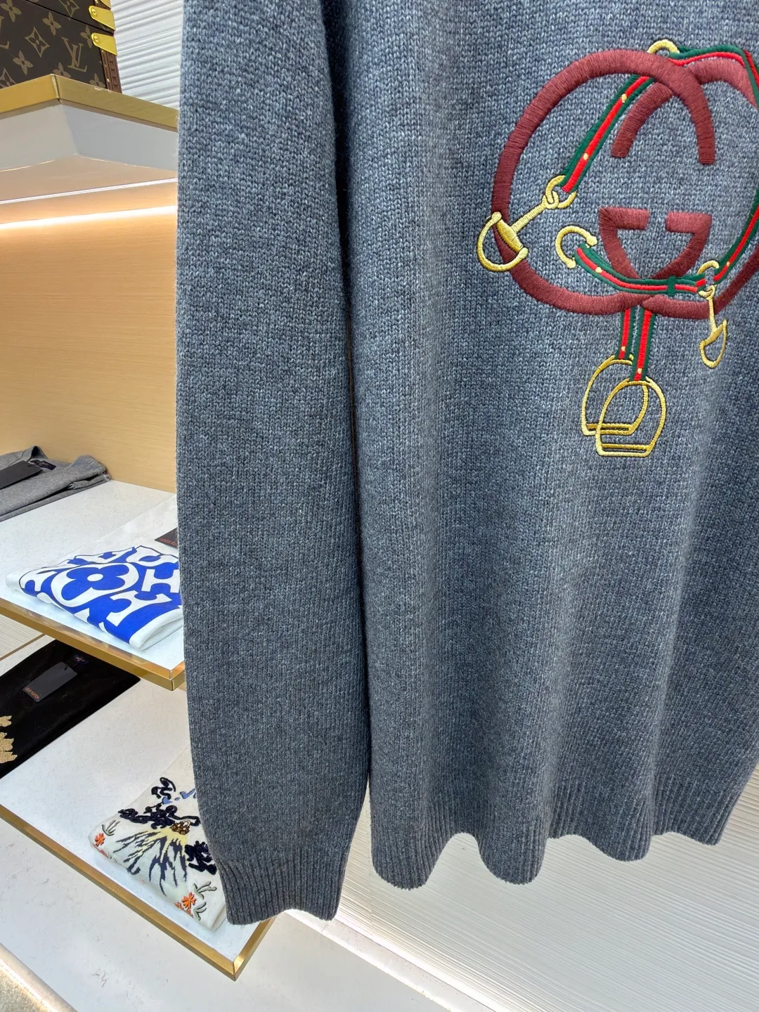 Gucci New Year red lantern double G embroidered sweater ●Original version: Purchased and developed for 15200 ●Item number: 168235-A75 ●Fabric: wool fabric ●Technology: knitted production ●Color: gray ●Version: fitted version ●Weight: about 690 grams ●Size: S-M-L-XL ●Description: Made of 50% wool, 30% wool, 10% cashmere, 10% nylon. Original dyeing and weaving. Embroidery technology: 3D cotton thread embroidery, original dyeing, same color and same size 1:1 restoration. Garment washing - removing wool impurities - fixing color - fixing style. Equestrian style elements are expertly embellished with classic silhouettes, adding a dynamic touch. This sweater is made of dark gray knitted wool, with webbing interlocking Double G and stirrup embroidery, adding fashionable charm. The overall wiring is straight and delicate, the fabric is comfortable and soft, and the color is consistent without color difference. It can be matched with the same style to create a fashionable look and control various occasions. Customized accessories, complete with three standards, same style for men and women!