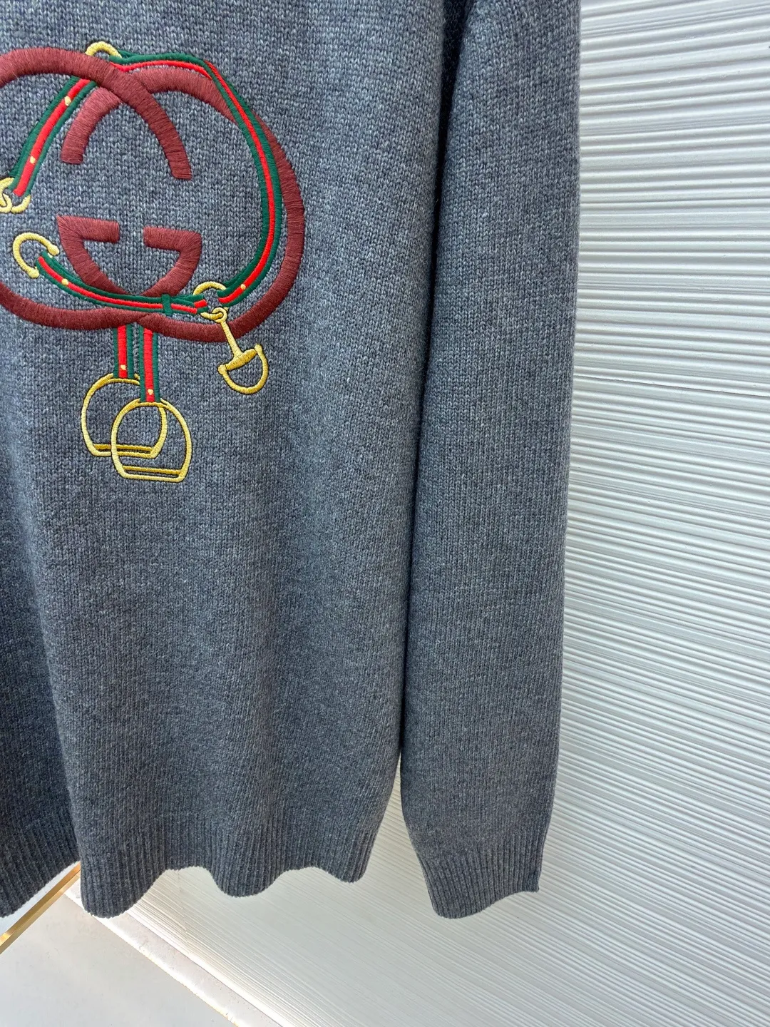 Gucci New Year red lantern double G embroidered sweater ●Original version: Purchased and developed for 15200 ●Item number: 168235-A75 ●Fabric: wool fabric ●Technology: knitted production ●Color: gray ●Version: fitted version ●Weight: about 690 grams ●Size: S-M-L-XL ●Description: Made of 50% wool, 30% wool, 10% cashmere, 10% nylon. Original dyeing and weaving. Embroidery technology: 3D cotton thread embroidery, original dyeing, same color and same size 1:1 restoration. Garment washing - removing wool impurities - fixing color - fixing style. Equestrian style elements are expertly embellished with classic silhouettes, adding a dynamic touch. This sweater is made of dark gray knitted wool, with webbing interlocking Double G and stirrup embroidery, adding fashionable charm. The overall wiring is straight and delicate, the fabric is comfortable and soft, and the color is consistent without color difference. It can be matched with the same style to create a fashionable look and control various occasions. Customized accessories, complete with three standards, same style for men and women!