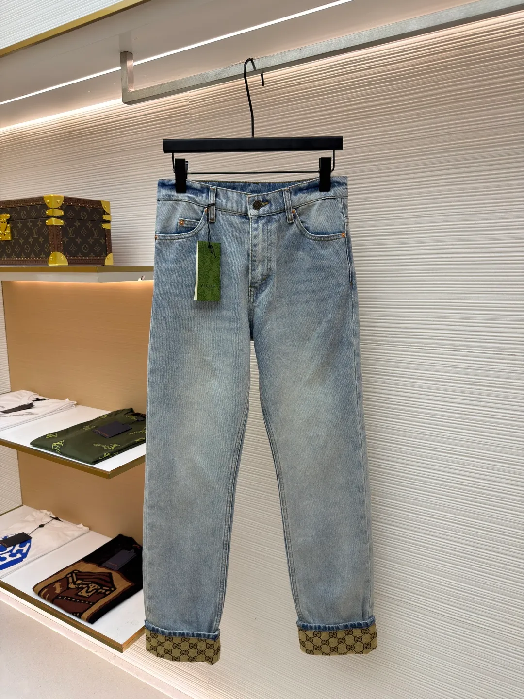 GUCCI presbyopic logo jacquard denim trousers ●Original version: Purchased and developed by 6639 ●Item number: 1680987-B15 ●Fabric: twill cotton denim fabric ●Technology: Made with heavy graphite washing process ●Version: Fitted version ●Size: 30-31-32-33-34-36 ●Weight: about 740 grams ●Description: Customized fabrics are softer and more comfortable than ordinary denim fabrics! Ultra-heavy industrial washing process and dual-process washing process make the entire pair of pants feel comfortable, and the level of fineness and breathability are top-notch. Customer-supplied hardware accessories, trouser hems with printed design, and customer-supplied hardware accessories are full of historical heritage and highlight the brand style. Clear and rich in texture! The overall wiring is straight and delicate, the fabric is comfortable and soft, and the color is consistent without color difference. It can be matched with the same style to create a fashionable look and control various occasions. Customized accessories, complete with three standards, same style for men and women!