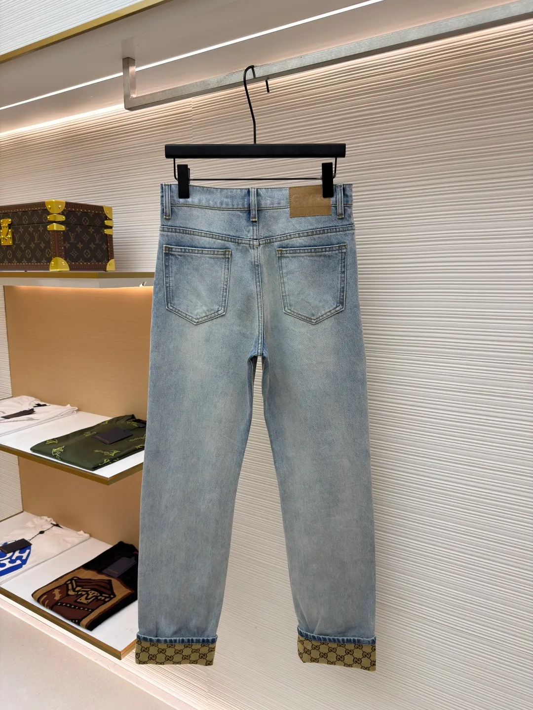 GUCCI presbyopic logo jacquard denim trousers ●Original version: Purchased and developed by 6639 ●Item number: 1680987-B15 ●Fabric: twill cotton denim fabric ●Technology: Made with heavy graphite washing process ●Version: Fitted version ●Size: 30-31-32-33-34-36 ●Weight: about 740 grams ●Description: Customized fabrics are softer and more comfortable than ordinary denim fabrics! Ultra-heavy industrial washing process and dual-process washing process make the entire pair of pants feel comfortable, and the level of fineness and breathability are top-notch. Customer-supplied hardware accessories, trouser hems with printed design, and customer-supplied hardware accessories are full of historical heritage and highlight the brand style. Clear and rich in texture! The overall wiring is straight and delicate, the fabric is comfortable and soft, and the color is consistent without color difference. It can be matched with the same style to create a fashionable look and control various occasions. Customized accessories, complete with three standards, same style for men and women!