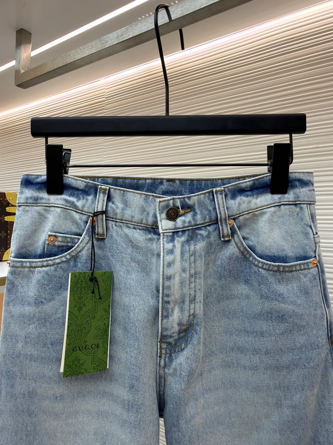 GUCCI presbyopic logo jacquard denim trousers ●Original version: Purchased and developed by 6639 ●Item number: 1680987-B15 ●Fabric: twill cotton denim fabric ●Technology: Made with heavy graphite washing process ●Version: Fitted version ●Size: 30-31-32-33-34-36 ●Weight: about 740 grams ●Description: Customized fabrics are softer and more comfortable than ordinary denim fabrics! Ultra-heavy industrial washing process and dual-process washing process make the entire pair of pants feel comfortable, and the level of fineness and breathability are top-notch. Customer-supplied hardware accessories, trouser hems with printed design, and customer-supplied hardware accessories are full of historical heritage and highlight the brand style. Clear and rich in texture! The overall wiring is straight and delicate, the fabric is comfortable and soft, and the color is consistent without color difference. It can be matched with the same style to create a fashionable look and control various occasions. Customized accessories, complete with three standards, same style for men and women!