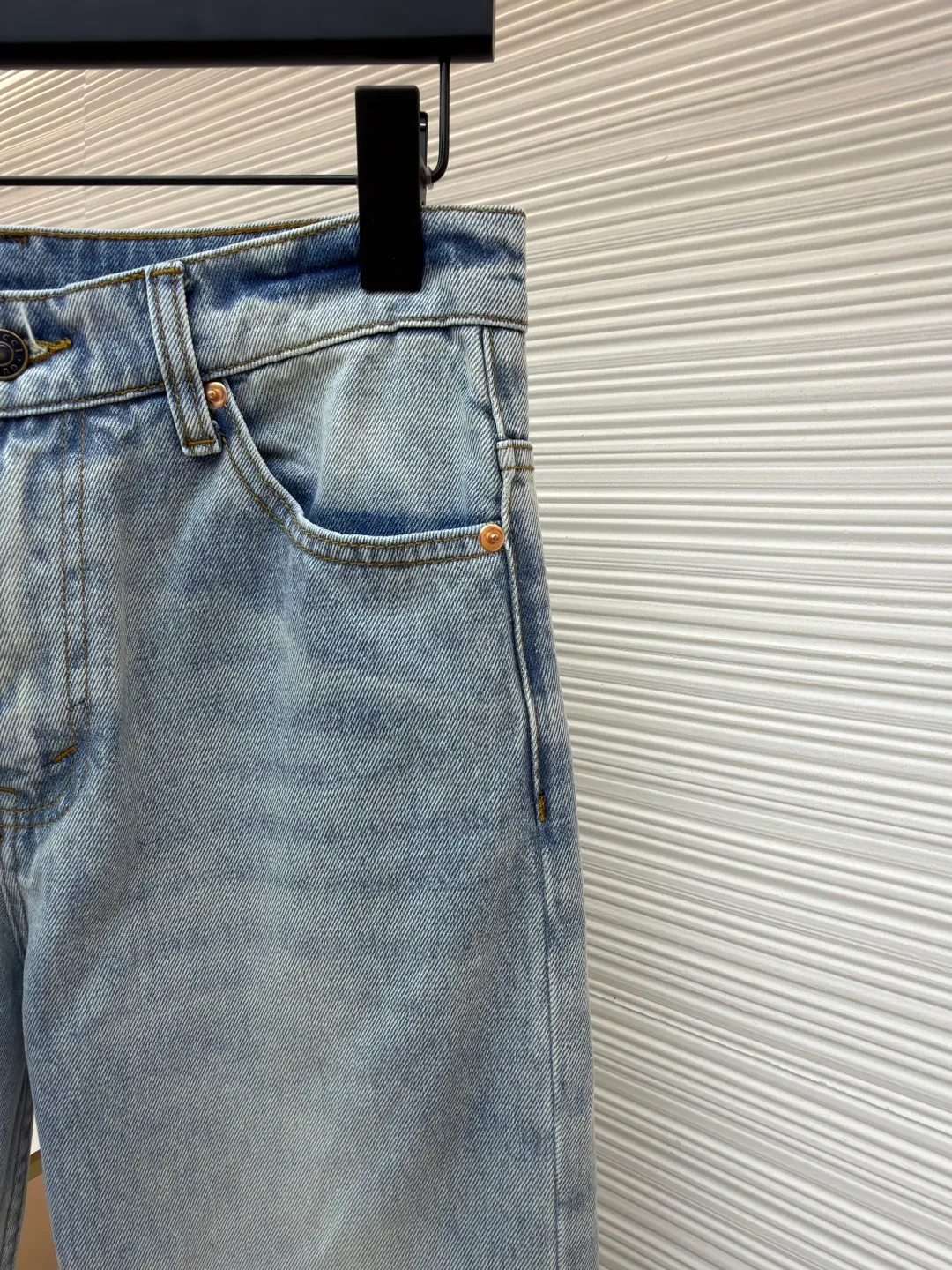 GUCCI presbyopic logo jacquard denim trousers ●Original version: Purchased and developed by 6639 ●Item number: 1680987-B15 ●Fabric: twill cotton denim fabric ●Technology: Made with heavy graphite washing process ●Version: Fitted version ●Size: 30-31-32-33-34-36 ●Weight: about 740 grams ●Description: Customized fabrics are softer and more comfortable than ordinary denim fabrics! Ultra-heavy industrial washing process and dual-process washing process make the entire pair of pants feel comfortable, and the level of fineness and breathability are top-notch. Customer-supplied hardware accessories, trouser hems with printed design, and customer-supplied hardware accessories are full of historical heritage and highlight the brand style. Clear and rich in texture! The overall wiring is straight and delicate, the fabric is comfortable and soft, and the color is consistent without color difference. It can be matched with the same style to create a fashionable look and control various occasions. Customized accessories, complete with three standards, same style for men and women!