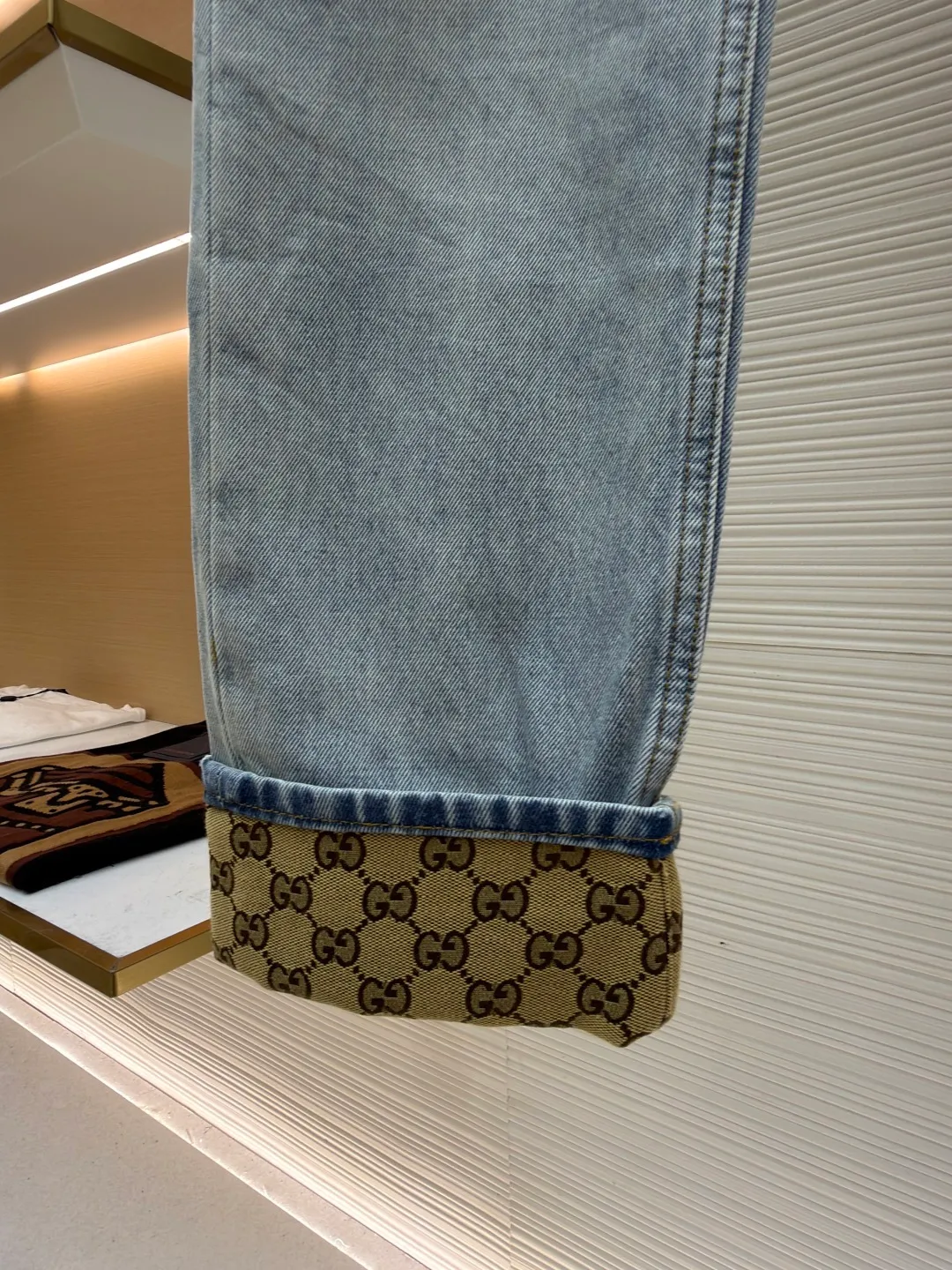 GUCCI presbyopic logo jacquard denim trousers ●Original version: Purchased and developed by 6639 ●Item number: 1680987-B15 ●Fabric: twill cotton denim fabric ●Technology: Made with heavy graphite washing process ●Version: Fitted version ●Size: 30-31-32-33-34-36 ●Weight: about 740 grams ●Description: Customized fabrics are softer and more comfortable than ordinary denim fabrics! Ultra-heavy industrial washing process and dual-process washing process make the entire pair of pants feel comfortable, and the level of fineness and breathability are top-notch. Customer-supplied hardware accessories, trouser hems with printed design, and customer-supplied hardware accessories are full of historical heritage and highlight the brand style. Clear and rich in texture! The overall wiring is straight and delicate, the fabric is comfortable and soft, and the color is consistent without color difference. It can be matched with the same style to create a fashionable look and control various occasions. Customized accessories, complete with three standards, same style for men and women!