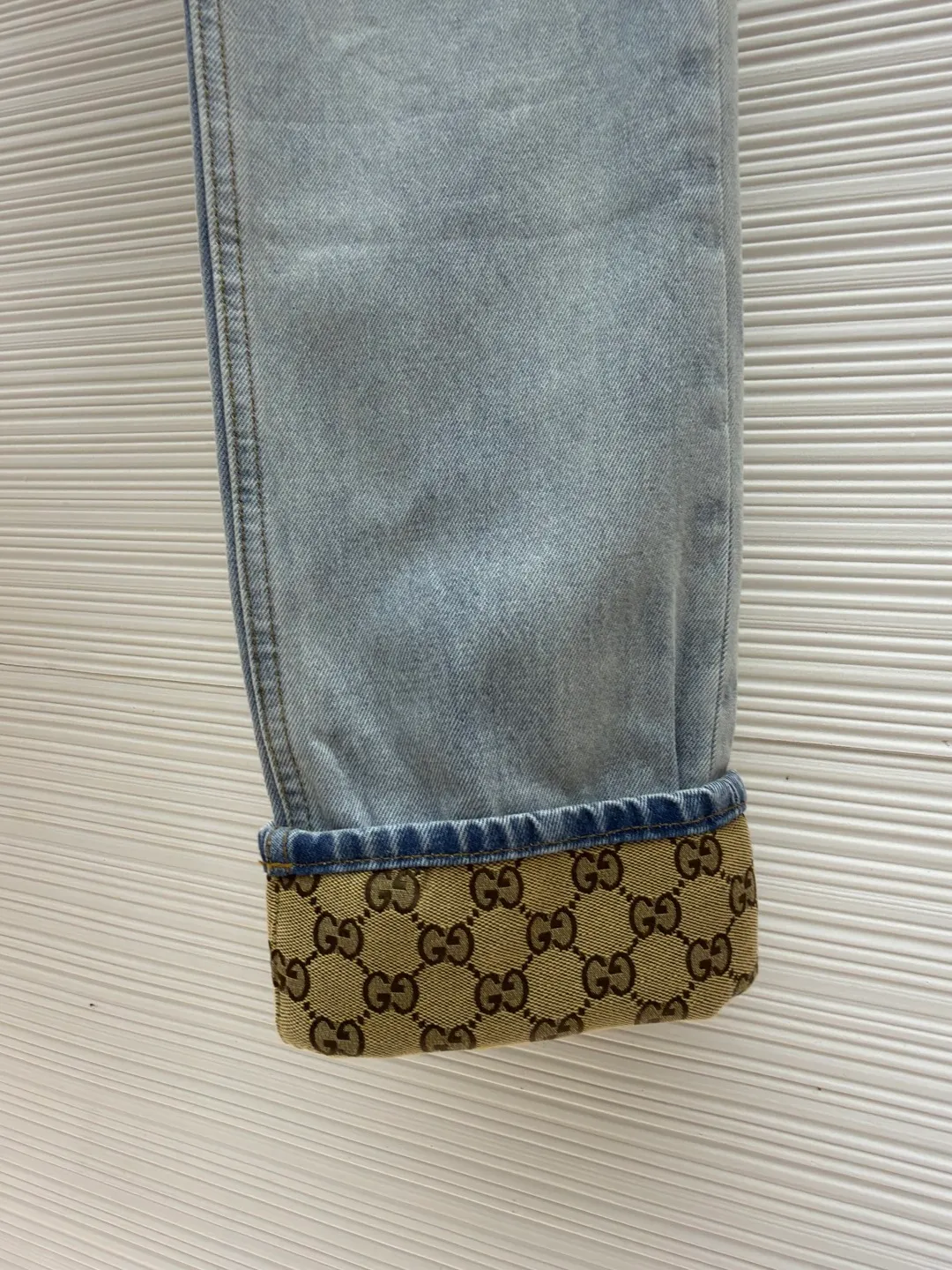GUCCI presbyopic logo jacquard denim trousers ●Original version: Purchased and developed by 6639 ●Item number: 1680987-B15 ●Fabric: twill cotton denim fabric ●Technology: Made with heavy graphite washing process ●Version: Fitted version ●Size: 30-31-32-33-34-36 ●Weight: about 740 grams ●Description: Customized fabrics are softer and more comfortable than ordinary denim fabrics! Ultra-heavy industrial washing process and dual-process washing process make the entire pair of pants feel comfortable, and the level of fineness and breathability are top-notch. Customer-supplied hardware accessories, trouser hems with printed design, and customer-supplied hardware accessories are full of historical heritage and highlight the brand style. Clear and rich in texture! The overall wiring is straight and delicate, the fabric is comfortable and soft, and the color is consistent without color difference. It can be matched with the same style to create a fashionable look and control various occasions. Customized accessories, complete with three standards, same style for men and women!