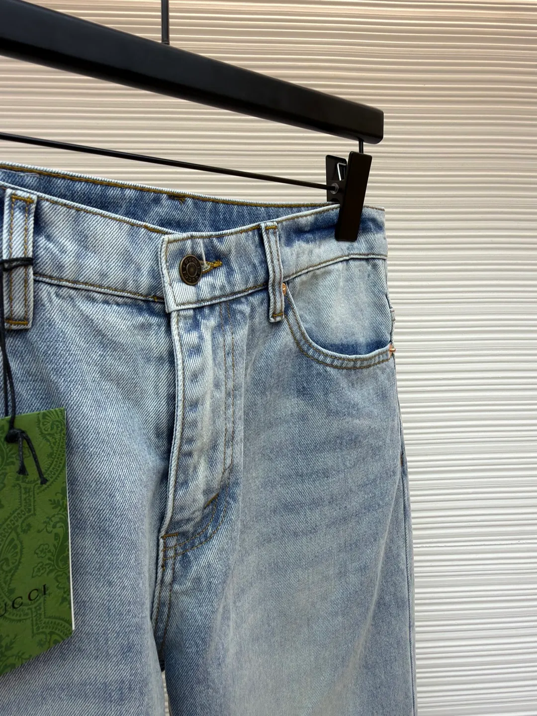 GUCCI presbyopic logo jacquard denim trousers ●Original version: Purchased and developed by 6639 ●Item number: 1680987-B15 ●Fabric: twill cotton denim fabric ●Technology: Made with heavy graphite washing process ●Version: Fitted version ●Size: 30-31-32-33-34-36 ●Weight: about 740 grams ●Description: Customized fabrics are softer and more comfortable than ordinary denim fabrics! Ultra-heavy industrial washing process and dual-process washing process make the entire pair of pants feel comfortable, and the level of fineness and breathability are top-notch. Customer-supplied hardware accessories, trouser hems with printed design, and customer-supplied hardware accessories are full of historical heritage and highlight the brand style. Clear and rich in texture! The overall wiring is straight and delicate, the fabric is comfortable and soft, and the color is consistent without color difference. It can be matched with the same style to create a fashionable look and control various occasions. Customized accessories, complete with three standards, same style for men and women!