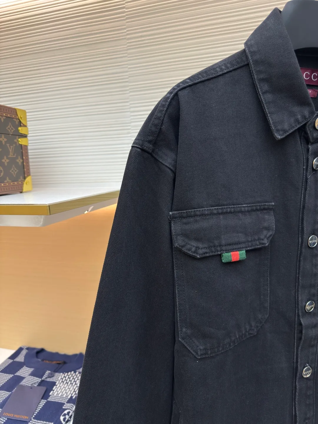 Gucci denim red and green striped denim jacket ●Authentic product: purchased and developed by 4874 ●Item number: 1680336-B80 ●Fabric: denim denim fabric ●Technology: washed production ●Version: fitted version ●Weight: about 1030 grams ●Size: 46-48-50-52 ●Description: Dark color matching is a creative interpretation of the exquisite atmosphere of early autumn. Behind the unpretentious colors lies a complex internal structure and low-key and restrained details, which is simple but not simple. This regular version is crafted from stonewashed denim fabric, with Gucci embroidery and red and green webbing pull-loop details cleverly incorporated into it, doubling the charm of the entire design. The overall wiring is straight and delicate, the fabric is comfortable and soft, and the color is consistent without color difference. It can be matched with the same style to create a fashionable look and control various occasions. Customized accessories, complete with three standards, same style for men and women!