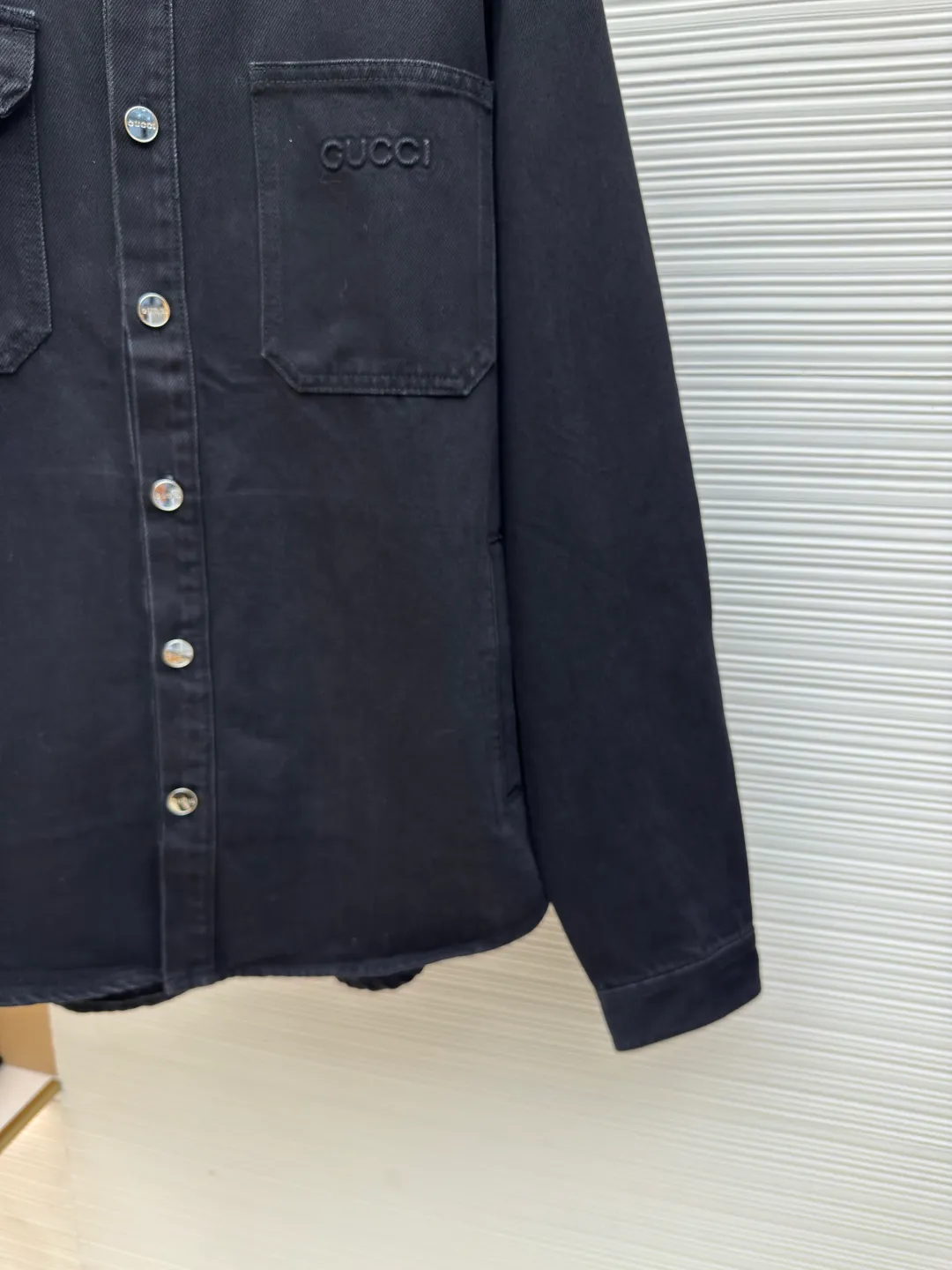 Gucci denim red and green striped denim jacket ●Authentic product: purchased and developed by 4874 ●Item number: 1680336-B80 ●Fabric: denim denim fabric ●Technology: washed production ●Version: fitted version ●Weight: about 1030 grams ●Size: 46-48-50-52 ●Description: Dark color matching is a creative interpretation of the exquisite atmosphere of early autumn. Behind the unpretentious colors lies a complex internal structure and low-key and restrained details, which is simple but not simple. This regular version is crafted from stonewashed denim fabric, with Gucci embroidery and red and green webbing pull-loop details cleverly incorporated into it, doubling the charm of the entire design. The overall wiring is straight and delicate, the fabric is comfortable and soft, and the color is consistent without color difference. It can be matched with the same style to create a fashionable look and control various occasions. Customized accessories, complete with three standards, same style for men and women!