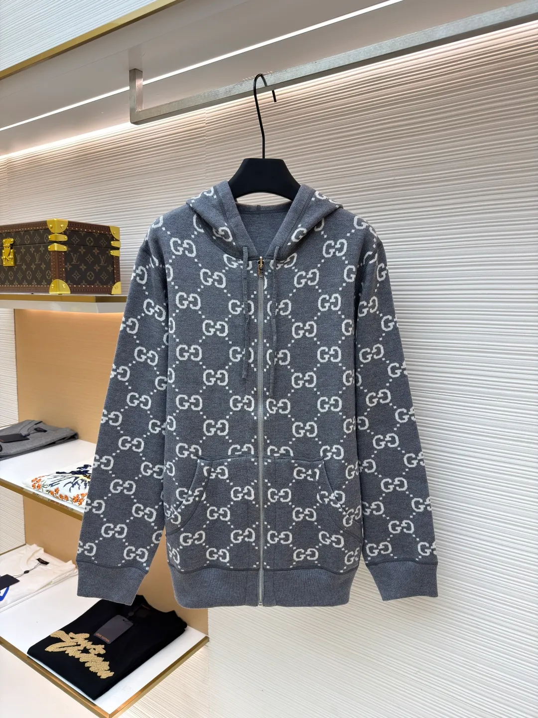 Gucci double-sided GG wool hooded jacket ●Item number: 1681126-B70 ●Fabric: wool blended fabric ●Technology: knitting ●Version: fitted version ●Weight: about 990 grams ●Size: S-M-L-XL ●Description: The whole dress was purchased for 23,700 Zp and dismantled and made. Custom-woven merino wool yarn with 100% wool content. The full-width GG embroidered LOGO hanging wool technology is integrated with the gray yarn. There is no uneven yarn. Customized granny gray yarn, truly 1:1 copy. Close your eyes and enter. The overall wiring is straight and delicate, the fabric is comfortable and soft, and the color is consistent without color difference. It can be matched with the same style to create a fashionable look and control various occasions. Customized accessories, complete with three standards, same style for men and women!