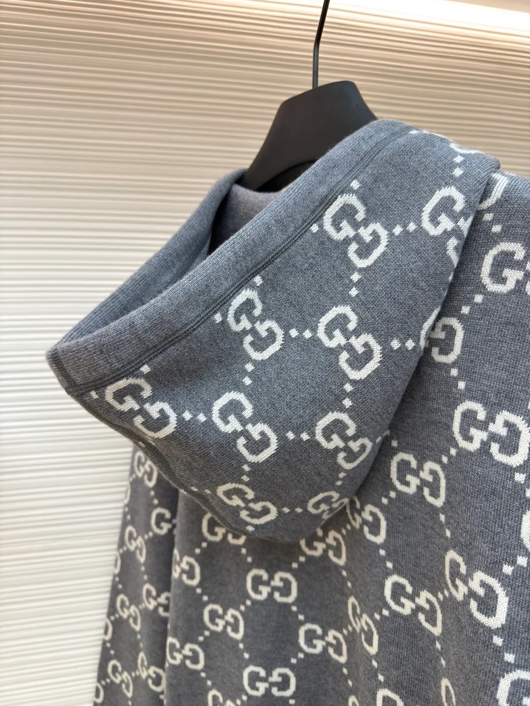Gucci double-sided GG wool hooded jacket ●Item number: 1681126-B70 ●Fabric: wool blended fabric ●Technology: knitting ●Version: fitted version ●Weight: about 990 grams ●Size: S-M-L-XL ●Description: The whole dress was purchased for 23,700 Zp and dismantled and made. Custom-woven merino wool yarn with 100% wool content. The full-width GG embroidered LOGO hanging wool technology is integrated with the gray yarn. There is no uneven yarn. Customized granny gray yarn, truly 1:1 copy. Close your eyes and enter. The overall wiring is straight and delicate, the fabric is comfortable and soft, and the color is consistent without color difference. It can be matched with the same style to create a fashionable look and control various occasions. Customized accessories, complete with three standards, same style for men and women!