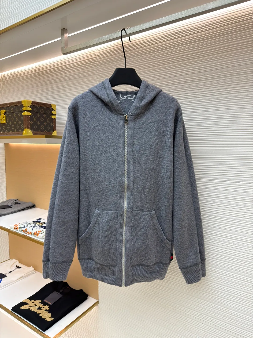 Gucci double-sided GG wool hooded jacket ●Item number: 1681126-B70 ●Fabric: wool blended fabric ●Technology: knitting ●Version: fitted version ●Weight: about 990 grams ●Size: S-M-L-XL ●Description: The whole dress was purchased for 23,700 Zp and dismantled and made. Custom-woven merino wool yarn with 100% wool content. The full-width GG embroidered LOGO hanging wool technology is integrated with the gray yarn. There is no uneven yarn. Customized granny gray yarn, truly 1:1 copy. Close your eyes and enter. The overall wiring is straight and delicate, the fabric is comfortable and soft, and the color is consistent without color difference. It can be matched with the same style to create a fashionable look and control various occasions. Customized accessories, complete with three standards, same style for men and women!