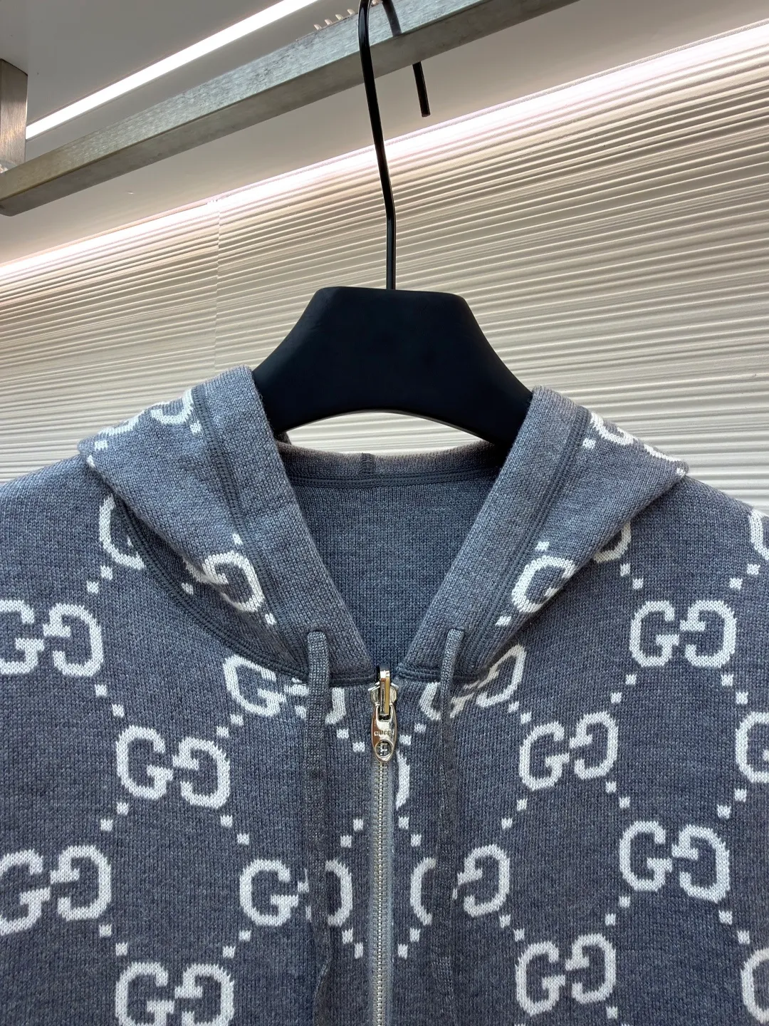 Gucci double-sided GG wool hooded jacket ●Item number: 1681126-B70 ●Fabric: wool blended fabric ●Technology: knitting ●Version: fitted version ●Weight: about 990 grams ●Size: S-M-L-XL ●Description: The whole dress was purchased for 23,700 Zp and dismantled and made. Custom-woven merino wool yarn with 100% wool content. The full-width GG embroidered LOGO hanging wool technology is integrated with the gray yarn. There is no uneven yarn. Customized granny gray yarn, truly 1:1 copy. Close your eyes and enter. The overall wiring is straight and delicate, the fabric is comfortable and soft, and the color is consistent without color difference. It can be matched with the same style to create a fashionable look and control various occasions. Customized accessories, complete with three standards, same style for men and women!