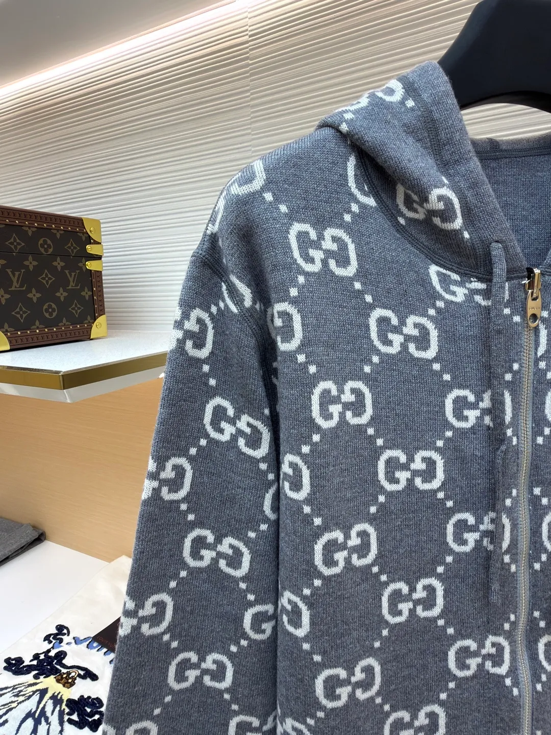 Gucci double-sided GG wool hooded jacket ●Item number: 1681126-B70 ●Fabric: wool blended fabric ●Technology: knitting ●Version: fitted version ●Weight: about 990 grams ●Size: S-M-L-XL ●Description: The whole dress was purchased for 23,700 Zp and dismantled and made. Custom-woven merino wool yarn with 100% wool content. The full-width GG embroidered LOGO hanging wool technology is integrated with the gray yarn. There is no uneven yarn. Customized granny gray yarn, truly 1:1 copy. Close your eyes and enter. The overall wiring is straight and delicate, the fabric is comfortable and soft, and the color is consistent without color difference. It can be matched with the same style to create a fashionable look and control various occasions. Customized accessories, complete with three standards, same style for men and women!