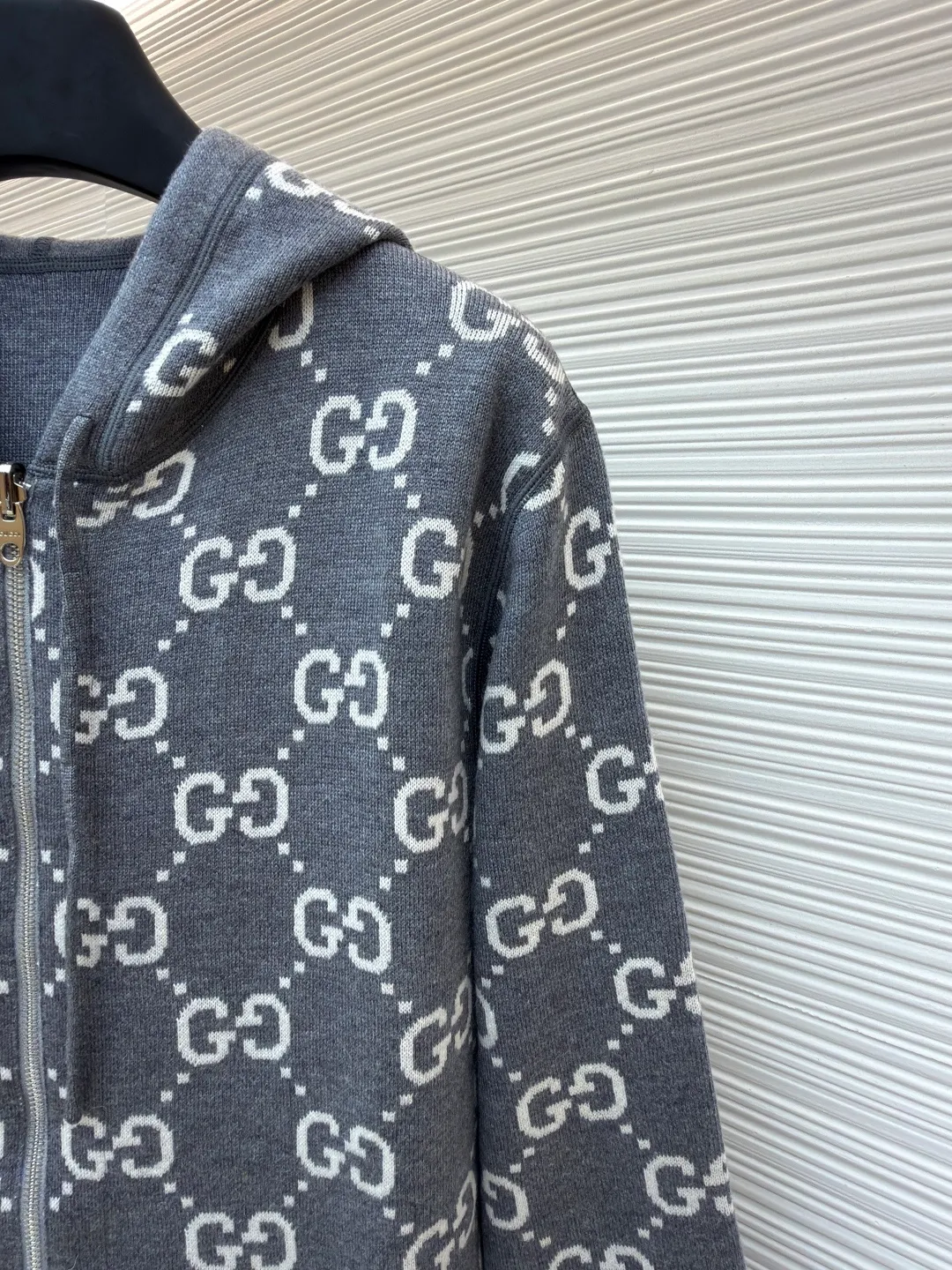Gucci double-sided GG wool hooded jacket ●Item number: 1681126-B70 ●Fabric: wool blended fabric ●Technology: knitting ●Version: fitted version ●Weight: about 990 grams ●Size: S-M-L-XL ●Description: The whole dress was purchased for 23,700 Zp and dismantled and made. Custom-woven merino wool yarn with 100% wool content. The full-width GG embroidered LOGO hanging wool technology is integrated with the gray yarn. There is no uneven yarn. Customized granny gray yarn, truly 1:1 copy. Close your eyes and enter. The overall wiring is straight and delicate, the fabric is comfortable and soft, and the color is consistent without color difference. It can be matched with the same style to create a fashionable look and control various occasions. Customized accessories, complete with three standards, same style for men and women!