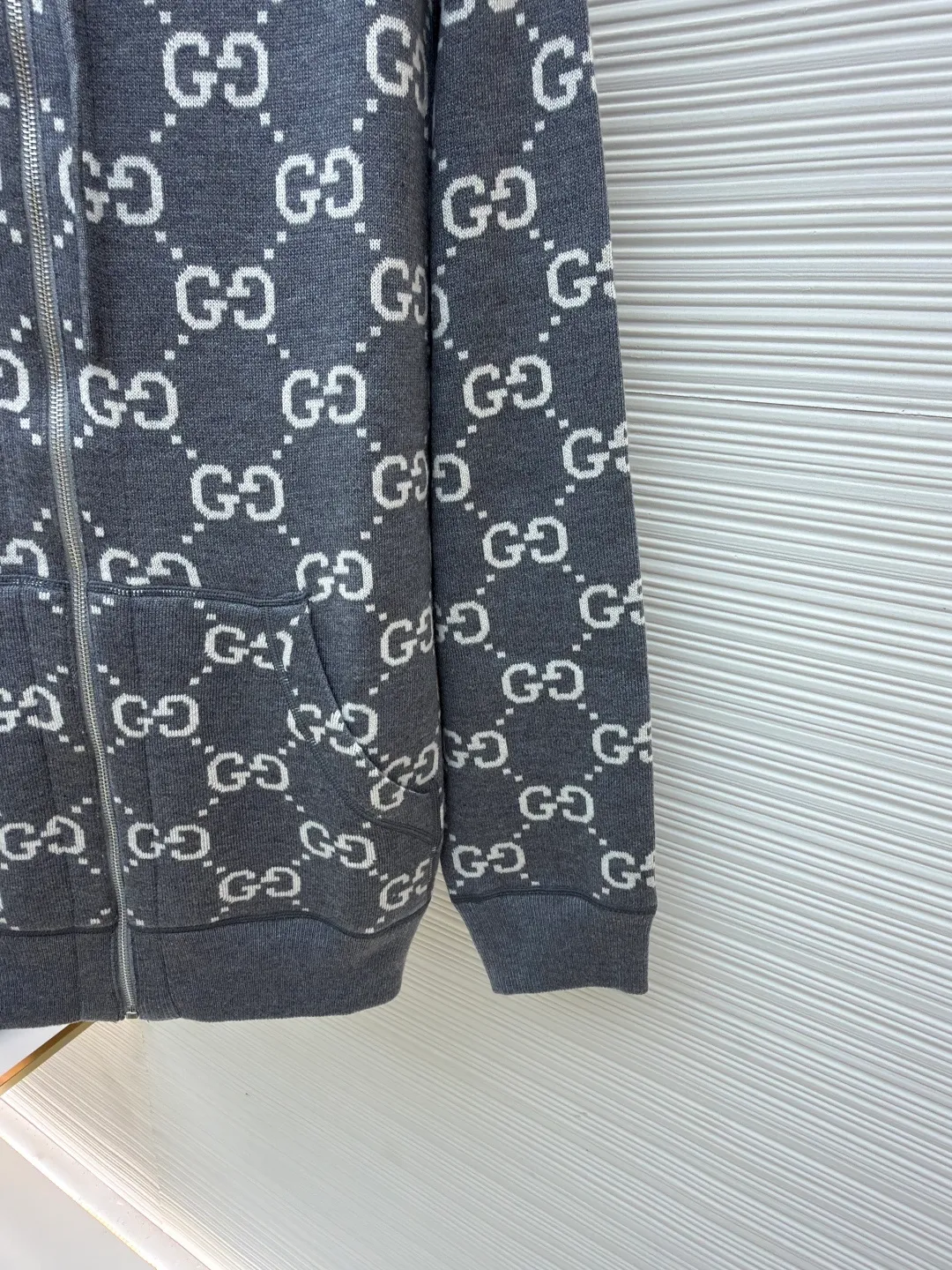 Gucci double-sided GG wool hooded jacket ●Item number: 1681126-B70 ●Fabric: wool blended fabric ●Technology: knitting ●Version: fitted version ●Weight: about 990 grams ●Size: S-M-L-XL ●Description: The whole dress was purchased for 23,700 Zp and dismantled and made. Custom-woven merino wool yarn with 100% wool content. The full-width GG embroidered LOGO hanging wool technology is integrated with the gray yarn. There is no uneven yarn. Customized granny gray yarn, truly 1:1 copy. Close your eyes and enter. The overall wiring is straight and delicate, the fabric is comfortable and soft, and the color is consistent without color difference. It can be matched with the same style to create a fashionable look and control various occasions. Customized accessories, complete with three standards, same style for men and women!