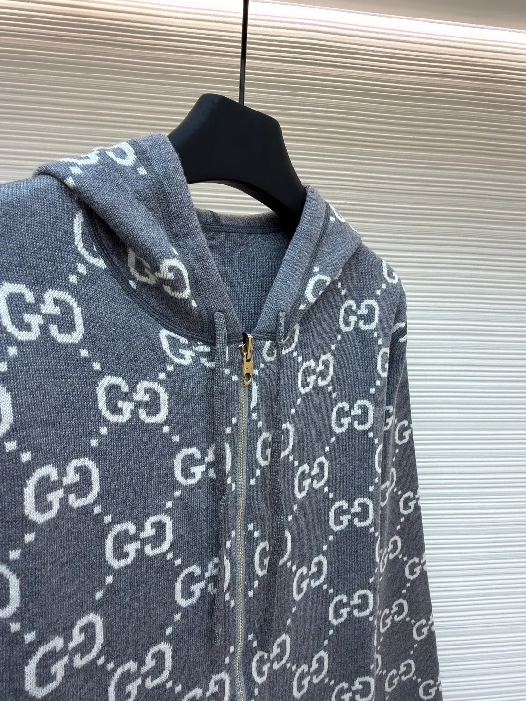 Gucci double-sided GG wool hooded jacket ●Item number: 1681126-B70 ●Fabric: wool blended fabric ●Technology: knitting ●Version: fitted version ●Weight: about 990 grams ●Size: S-M-L-XL ●Description: The whole dress was purchased for 23,700 Zp and dismantled and made. Custom-woven merino wool yarn with 100% wool content. The full-width GG embroidered LOGO hanging wool technology is integrated with the gray yarn. There is no uneven yarn. Customized granny gray yarn, truly 1:1 copy. Close your eyes and enter. The overall wiring is straight and delicate, the fabric is comfortable and soft, and the color is consistent without color difference. It can be matched with the same style to create a fashionable look and control various occasions. Customized accessories, complete with three standards, same style for men and women!