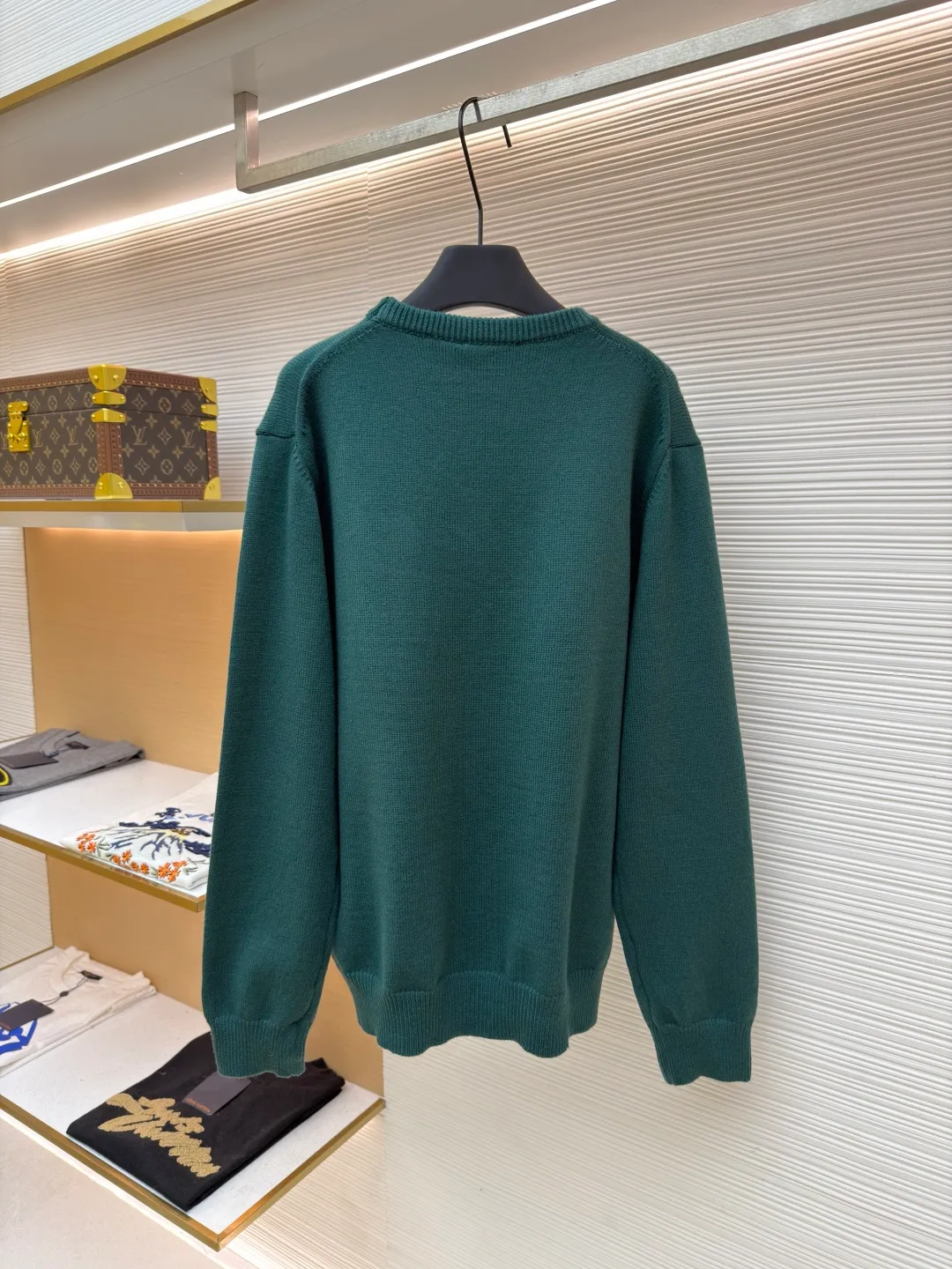 Gucci intarsia knitted sweater ●Original version: Purchased and developed for 11900 ●Item number: 1681846-A85 ●Fabric: luxury silk cotton elegant knitted fabric ●Technology: intarsia jacquard weaving ●Color: green ●Version: fitted version ●Weight: about 580g ●Size: S-M-L-XL ●Description: Custom-woven luxurious silk cotton elegant knitted fabric with full texture and comfortable skin fit Using light gray as the canvas, it is noble and elegant. Pure white is used to outline the brand logo. Gucci intarsia is attached to the sweater in the form of art, as if it has been given a soul. The dropped shoulder design can well modify the neck line. Simplicity controls complexity. A restrained presence dominates the overall situation. The simple and versatile style is like a classic movement. Eternal echo craft 1: Intarsia jacquard weaving. Gucci patterns and textures are formed on the fabric by interweaving yarns of different colors. Fine weaving not only ensures the clarity of the pattern. It also greatly enhances the durability of the fabric. Process 2: The disc sewing machine tightens the stitches and closes the edge. The jacquard effect is formed on the fabric through a specific weaving process. The prominent patterns formed on the fabric add visual effects. Neat and orderly. Process 3: Softening and deodorizing process of garment washing water. Use professional washing equipment and specific detergents to deep clean and deodorize the clothes to improve the feel and appearance of the clothes. The overall wiring is straight and delicate, the fabric is comfortable and soft, and the color is consistent without color difference. It can be matched with the same style to create a fashionable look and control various occasions. Customized accessories, complete with three standards, same style for men and women!