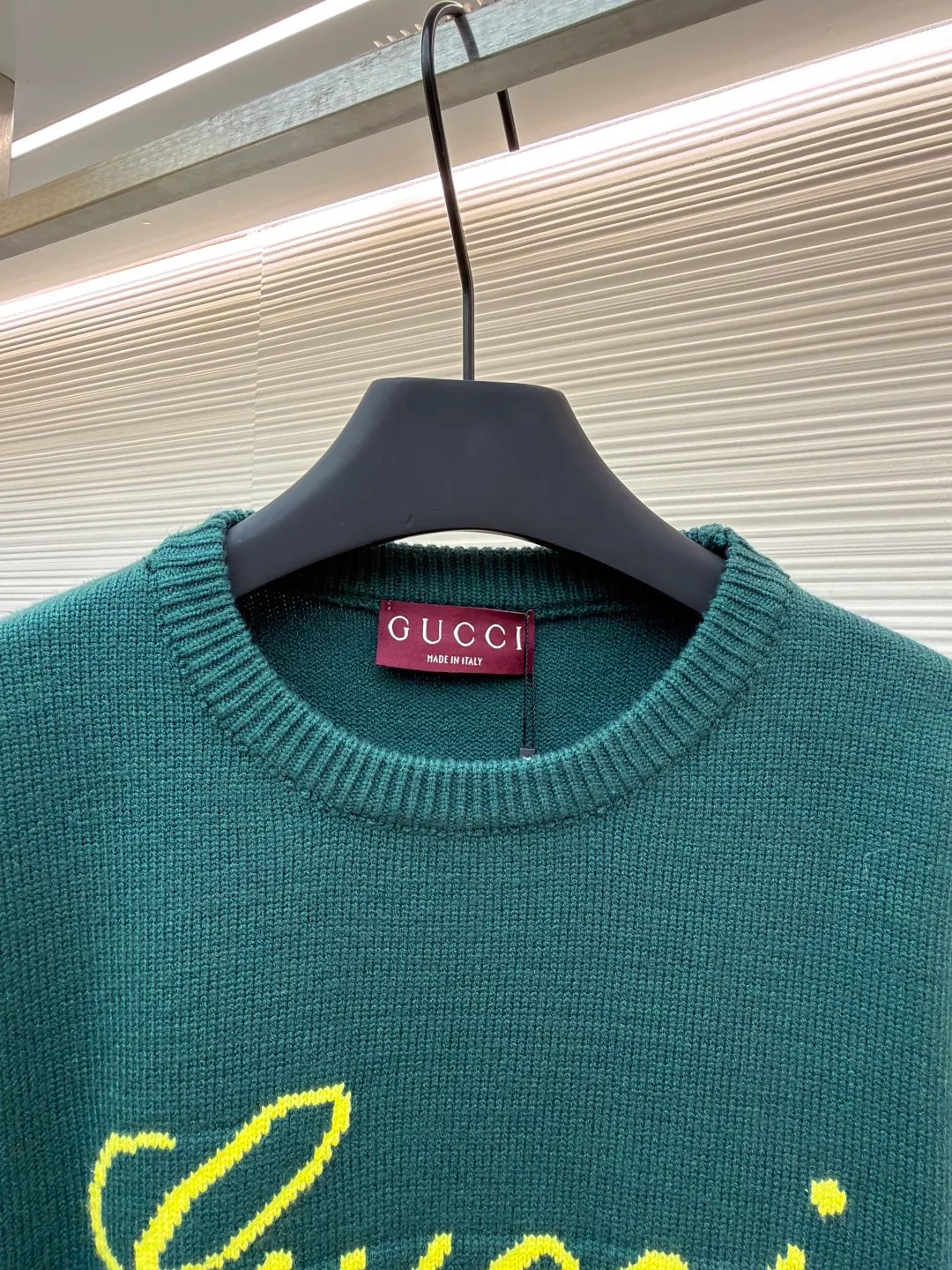 Gucci intarsia knitted sweater ●Original version: Purchased and developed for 11900 ●Item number: 1681846-A85 ●Fabric: luxury silk cotton elegant knitted fabric ●Technology: intarsia jacquard weaving ●Color: green ●Version: fitted version ●Weight: about 580g ●Size: S-M-L-XL ●Description: Custom-woven luxurious silk cotton elegant knitted fabric with full texture and comfortable skin fit Using light gray as the canvas, it is noble and elegant. Pure white is used to outline the brand logo. Gucci intarsia is attached to the sweater in the form of art, as if it has been given a soul. The dropped shoulder design can well modify the neck line. Simplicity controls complexity. A restrained presence dominates the overall situation. The simple and versatile style is like a classic movement. Eternal echo craft 1: Intarsia jacquard weaving. Gucci patterns and textures are formed on the fabric by interweaving yarns of different colors. Fine weaving not only ensures the clarity of the pattern. It also greatly enhances the durability of the fabric. Process 2: The disc sewing machine tightens the stitches and closes the edge. The jacquard effect is formed on the fabric through a specific weaving process. The prominent patterns formed on the fabric add visual effects. Neat and orderly. Process 3: Softening and deodorizing process of garment washing water. Use professional washing equipment and specific detergents to deep clean and deodorize the clothes to improve the feel and appearance of the clothes. The overall wiring is straight and delicate, the fabric is comfortable and soft, and the color is consistent without color difference. It can be matched with the same style to create a fashionable look and control various occasions. Customized accessories, complete with three standards, same style for men and women!
