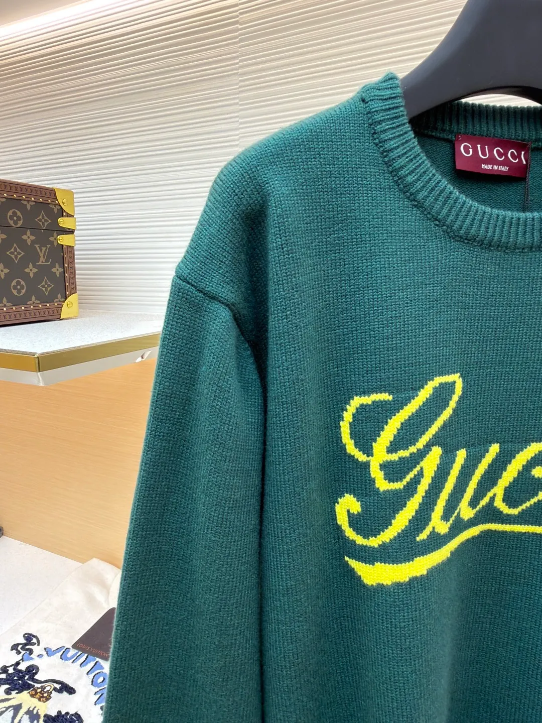 Gucci intarsia knitted sweater ●Original version: Purchased and developed for 11900 ●Item number: 1681846-A85 ●Fabric: luxury silk cotton elegant knitted fabric ●Technology: intarsia jacquard weaving ●Color: green ●Version: fitted version ●Weight: about 580g ●Size: S-M-L-XL ●Description: Custom-woven luxurious silk cotton elegant knitted fabric with full texture and comfortable skin fit Using light gray as the canvas, it is noble and elegant. Pure white is used to outline the brand logo. Gucci intarsia is attached to the sweater in the form of art, as if it has been given a soul. The dropped shoulder design can well modify the neck line. Simplicity controls complexity. A restrained presence dominates the overall situation. The simple and versatile style is like a classic movement. Eternal echo craft 1: Intarsia jacquard weaving. Gucci patterns and textures are formed on the fabric by interweaving yarns of different colors. Fine weaving not only ensures the clarity of the pattern. It also greatly enhances the durability of the fabric. Process 2: The disc sewing machine tightens the stitches and closes the edge. The jacquard effect is formed on the fabric through a specific weaving process. The prominent patterns formed on the fabric add visual effects. Neat and orderly. Process 3: Softening and deodorizing process of garment washing water. Use professional washing equipment and specific detergents to deep clean and deodorize the clothes to improve the feel and appearance of the clothes. The overall wiring is straight and delicate, the fabric is comfortable and soft, and the color is consistent without color difference. It can be matched with the same style to create a fashionable look and control various occasions. Customized accessories, complete with three standards, same style for men and women!