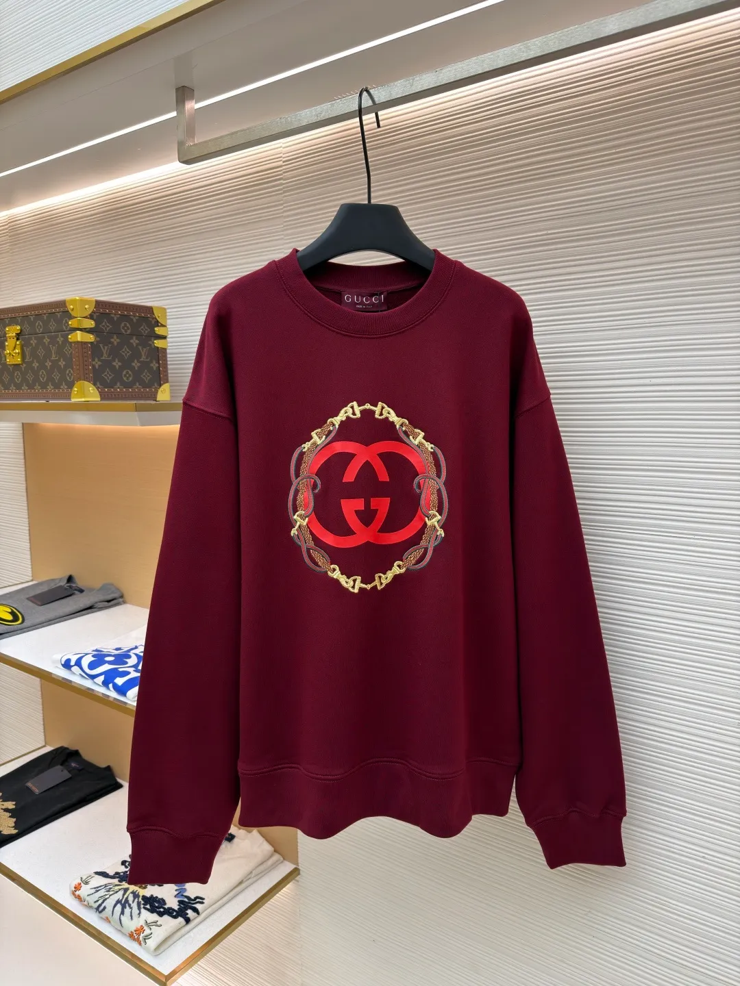 Gucci Bridle Web Round Neck Sweater ●Item No.: 1682278-A65 ●Material: 100% cotton ●Technology: Embroidery ●Color: Red ●Version: Fit ●Weight: about 690 grams ●Size: XS-S-M-L ●Description: This Gucci sweatshirt is made of high-weight combed cotton fabric. The fabric is tight and elastic, which can effectively maintain the stiffness and wearing comfort. The double G logo on the front adopts multi-layer embroidery technology, with gold thread to outline the outline, red and green velvet thread to fill the texture, and metallic chain stripe pattern appliqué. The stitches are fine and even, and each embroidery is precisely positioned to form a three-dimensional contrast with the fabric texture. The body is cut according to the loose shoulder design, and the shoulder line splicing adopts overlock stitching technology to reduce friction when wearing; the cuffs and hem are edged with ribs of the same color, which has long-lasting elasticity and is not easy to loosen. Sizes from XS to L are all standardized plate making, with increasing gradients in dimensions such as garment length and shoulder width. The stitching process uses a combination of flat seams and overlock seams to ensure the firmness of the garments and the exquisiteness of details. The overall craftsmanship combines the brand's iconic design with practical wearing performance. The overall wiring is straight and delicate, the fabric is comfortable and soft, and the color is consistent without color difference. It can be matched with the same style to create a fashionable look and control various occasions. Customized accessories, complete with three standards, same style for men and women!