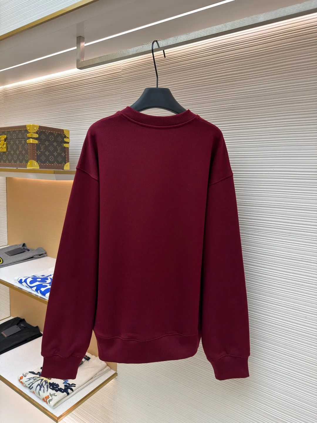 Gucci Bridle Web Round Neck Sweater ●Item No.: 1682278-A65 ●Material: 100% cotton ●Technology: Embroidery ●Color: Red ●Version: Fit ●Weight: about 690 grams ●Size: XS-S-M-L ●Description: This Gucci sweatshirt is made of high-weight combed cotton fabric. The fabric is tight and elastic, which can effectively maintain the stiffness and wearing comfort. The double G logo on the front adopts multi-layer embroidery technology, with gold thread to outline the outline, red and green velvet thread to fill the texture, and metallic chain stripe pattern appliqué. The stitches are fine and even, and each embroidery is precisely positioned to form a three-dimensional contrast with the fabric texture. The body is cut according to the loose shoulder design, and the shoulder line splicing adopts overlock stitching technology to reduce friction when wearing; the cuffs and hem are edged with ribs of the same color, which has long-lasting elasticity and is not easy to loosen. Sizes from XS to L are all standardized plate making, with increasing gradients in dimensions such as garment length and shoulder width. The stitching process uses a combination of flat seams and overlock seams to ensure the firmness of the garments and the exquisiteness of details. The overall craftsmanship combines the brand's iconic design with practical wearing performance. The overall wiring is straight and delicate, the fabric is comfortable and soft, and the color is consistent without color difference. It can be matched with the same style to create a fashionable look and control various occasions. Customized accessories, complete with three standards, same style for men and women!