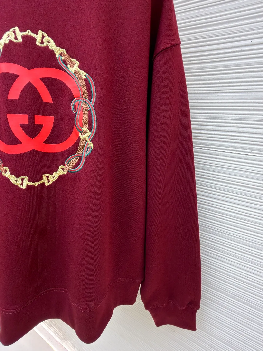 Gucci Bridle Web Round Neck Sweater ●Item No.: 1682278-A65 ●Material: 100% cotton ●Technology: Embroidery ●Color: Red ●Version: Fit ●Weight: about 690 grams ●Size: XS-S-M-L ●Description: This Gucci sweatshirt is made of high-weight combed cotton fabric. The fabric is tight and elastic, which can effectively maintain the stiffness and wearing comfort. The double G logo on the front adopts multi-layer embroidery technology, with gold thread to outline the outline, red and green velvet thread to fill the texture, and metallic chain stripe pattern appliqué. The stitches are fine and even, and each embroidery is precisely positioned to form a three-dimensional contrast with the fabric texture. The body is cut according to the loose shoulder design, and the shoulder line splicing adopts overlock stitching technology to reduce friction when wearing; the cuffs and hem are edged with ribs of the same color, which has long-lasting elasticity and is not easy to loosen. Sizes from XS to L are all standardized plate making, with increasing gradients in dimensions such as garment length and shoulder width. The stitching process uses a combination of flat seams and overlock seams to ensure the firmness of the garments and the exquisiteness of details. The overall craftsmanship combines the brand's iconic design with practical wearing performance. The overall wiring is straight and delicate, the fabric is comfortable and soft, and the color is consistent without color difference. It can be matched with the same style to create a fashionable look and control various occasions. Customized accessories, complete with three standards, same style for men and women!