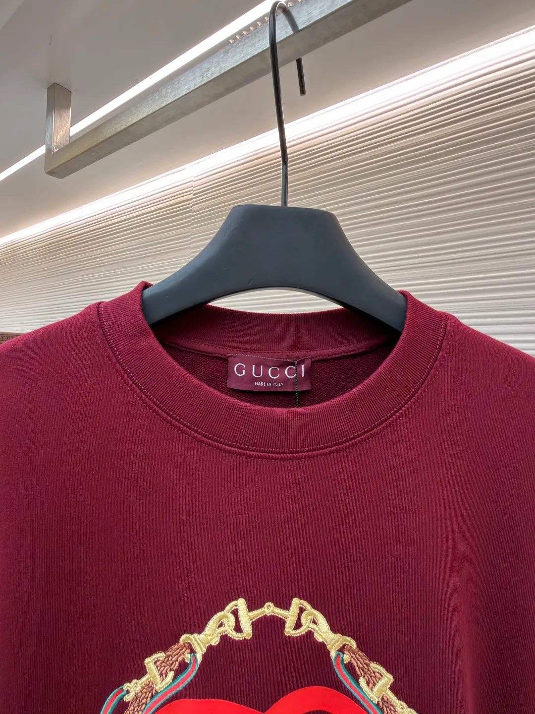 Gucci Bridle Web Round Neck Sweater ●Item No.: 1682278-A65 ●Material: 100% cotton ●Technology: Embroidery ●Color: Red ●Version: Fit ●Weight: about 690 grams ●Size: XS-S-M-L ●Description: This Gucci sweatshirt is made of high-weight combed cotton fabric. The fabric is tight and elastic, which can effectively maintain the stiffness and wearing comfort. The double G logo on the front adopts multi-layer embroidery technology, with gold thread to outline the outline, red and green velvet thread to fill the texture, and metallic chain stripe pattern appliqué. The stitches are fine and even, and each embroidery is precisely positioned to form a three-dimensional contrast with the fabric texture. The body is cut according to the loose shoulder design, and the shoulder line splicing adopts overlock stitching technology to reduce friction when wearing; the cuffs and hem are edged with ribs of the same color, which has long-lasting elasticity and is not easy to loosen. Sizes from XS to L are all standardized plate making, with increasing gradients in dimensions such as garment length and shoulder width. The stitching process uses a combination of flat seams and overlock seams to ensure the firmness of the garments and the exquisiteness of details. The overall craftsmanship combines the brand's iconic design with practical wearing performance. The overall wiring is straight and delicate, the fabric is comfortable and soft, and the color is consistent without color difference. It can be matched with the same style to create a fashionable look and control various occasions. Customized accessories, complete with three standards, same style for men and women!