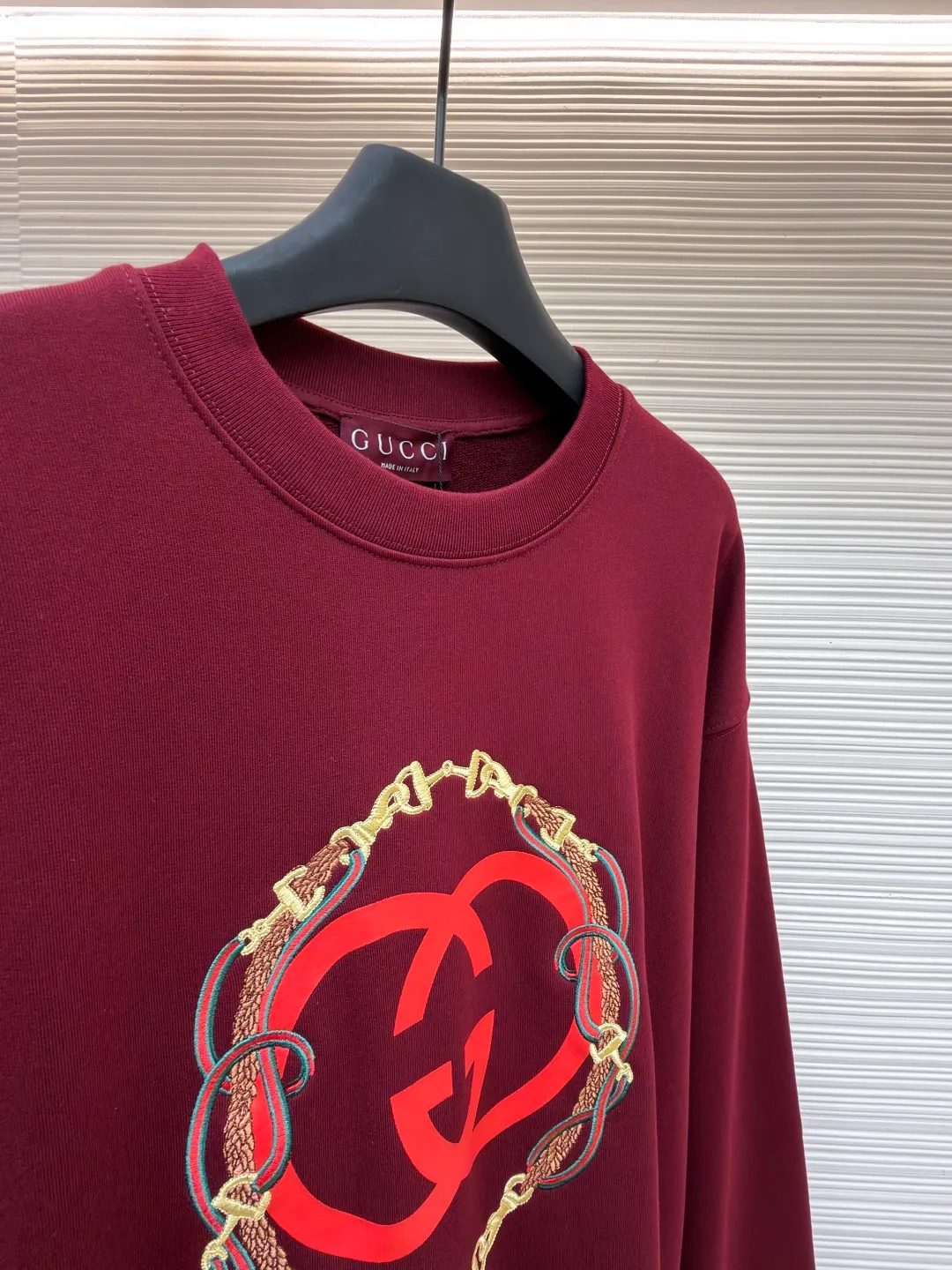 Gucci Bridle Web Round Neck Sweater ●Item No.: 1682278-A65 ●Material: 100% cotton ●Technology: Embroidery ●Color: Red ●Version: Fit ●Weight: about 690 grams ●Size: XS-S-M-L ●Description: This Gucci sweatshirt is made of high-weight combed cotton fabric. The fabric is tight and elastic, which can effectively maintain the stiffness and wearing comfort. The double G logo on the front adopts multi-layer embroidery technology, with gold thread to outline the outline, red and green velvet thread to fill the texture, and metallic chain stripe pattern appliqué. The stitches are fine and even, and each embroidery is precisely positioned to form a three-dimensional contrast with the fabric texture. The body is cut according to the loose shoulder design, and the shoulder line splicing adopts overlock stitching technology to reduce friction when wearing; the cuffs and hem are edged with ribs of the same color, which has long-lasting elasticity and is not easy to loosen. Sizes from XS to L are all standardized plate making, with increasing gradients in dimensions such as garment length and shoulder width. The stitching process uses a combination of flat seams and overlock seams to ensure the firmness of the garments and the exquisiteness of details. The overall craftsmanship combines the brand's iconic design with practical wearing performance. The overall wiring is straight and delicate, the fabric is comfortable and soft, and the color is consistent without color difference. It can be matched with the same style to create a fashionable look and control various occasions. Customized accessories, complete with three standards, same style for men and women!