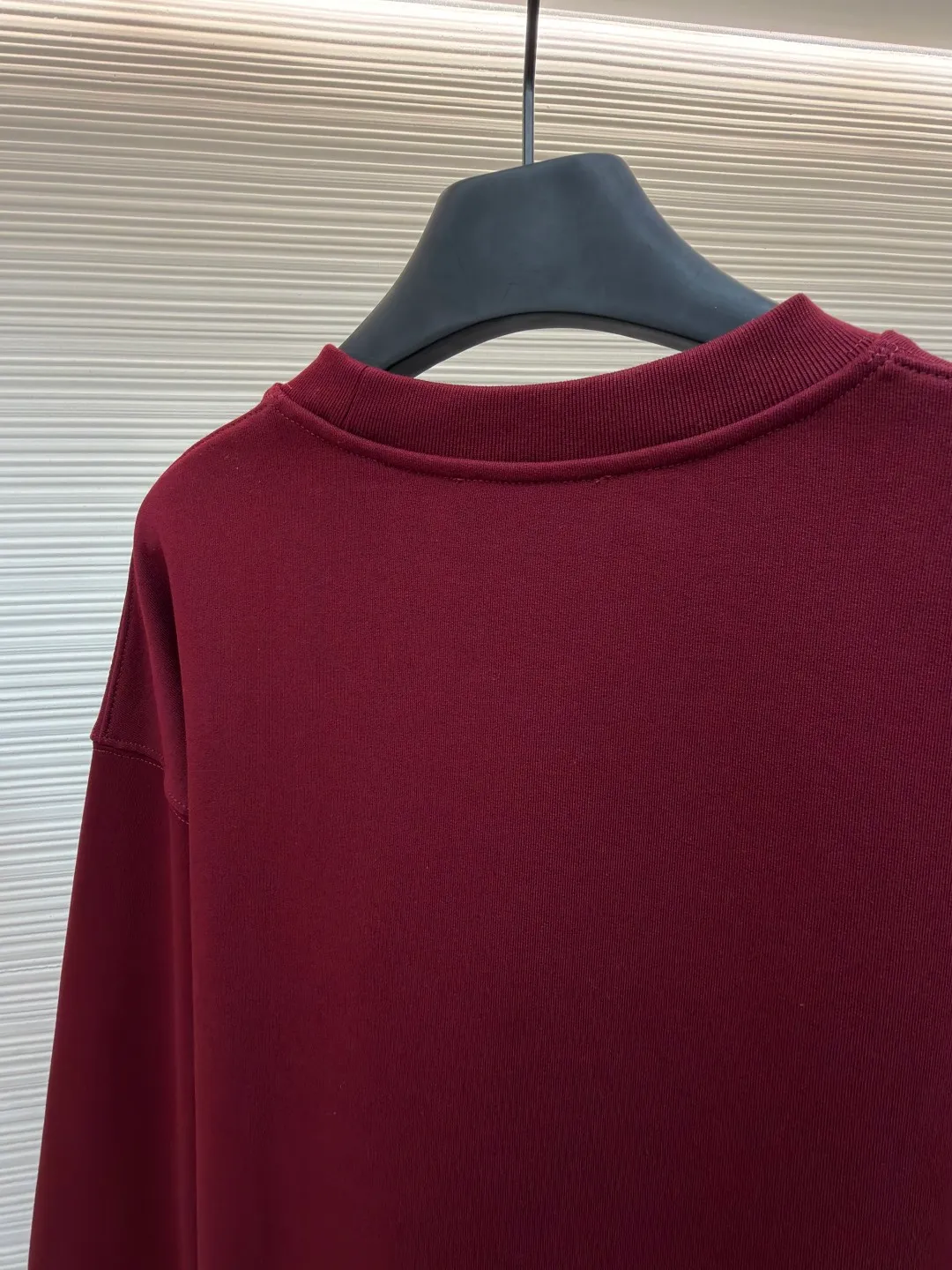 Gucci Bridle Web Round Neck Sweater ●Item No.: 1682278-A65 ●Material: 100% cotton ●Technology: Embroidery ●Color: Red ●Version: Fit ●Weight: about 690 grams ●Size: XS-S-M-L ●Description: This Gucci sweatshirt is made of high-weight combed cotton fabric. The fabric is tight and elastic, which can effectively maintain the stiffness and wearing comfort. The double G logo on the front adopts multi-layer embroidery technology, with gold thread to outline the outline, red and green velvet thread to fill the texture, and metallic chain stripe pattern appliqué. The stitches are fine and even, and each embroidery is precisely positioned to form a three-dimensional contrast with the fabric texture. The body is cut according to the loose shoulder design, and the shoulder line splicing adopts overlock stitching technology to reduce friction when wearing; the cuffs and hem are edged with ribs of the same color, which has long-lasting elasticity and is not easy to loosen. Sizes from XS to L are all standardized plate making, with increasing gradients in dimensions such as garment length and shoulder width. The stitching process uses a combination of flat seams and overlock seams to ensure the firmness of the garments and the exquisiteness of details. The overall craftsmanship combines the brand's iconic design with practical wearing performance. The overall wiring is straight and delicate, the fabric is comfortable and soft, and the color is consistent without color difference. It can be matched with the same style to create a fashionable look and control various occasions. Customized accessories, complete with three standards, same style for men and women!