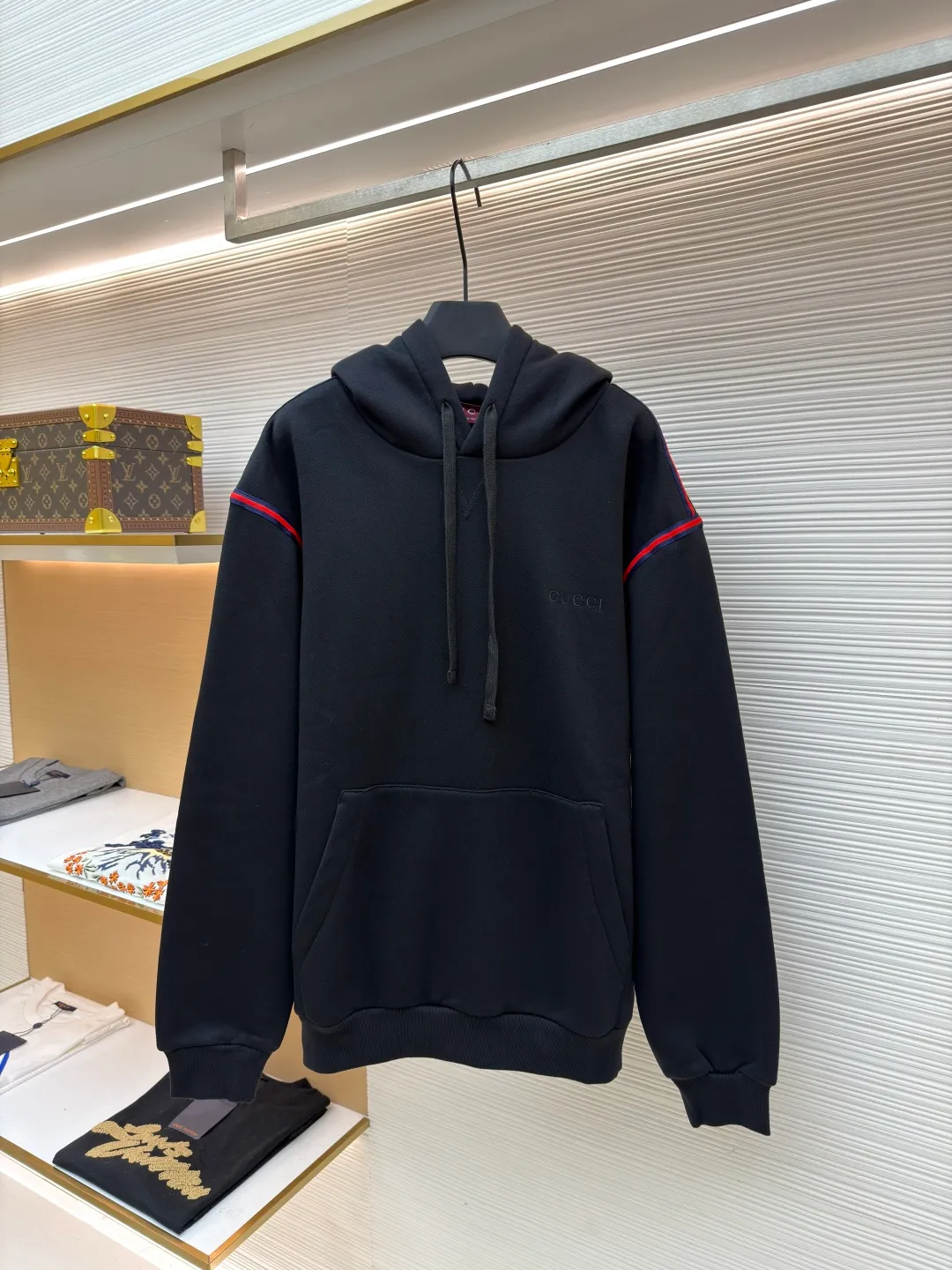 Gucci black webbing hooded sweatshirt ●Item number: 1681424-B10 ●Material: cotton terry fabric ●Technology: embroidery production ●Color: black ●Version: fitted version ●Weight: about 695 grams ●Size: S-M-L ●Description: This sweatshirt is made of high-density waffle velvet fabric, which feels thick and has good warmth retention. The hooded design adopts three-dimensional tailoring and drawstring technology. The hood is stiff and can be freely adjusted for tightness. The red and blue webbing on the shoulders uses inlay sewing technology to form a sharp visual contrast with the black fabric, and the lines are smooth and firm. The brand logo on the chest uses high-density embroidery technology, and the letter texture is delicate and closely adheres to the fabric. The kangaroo pocket is made of one-piece molding technology, with flat edges and convenient storage. The cuffs and hem ribs are made of high-elastic knitting technology, which closely fits the body and has excellent elasticity. The overall cut is a loose, dropped-shoulder version, and the multi-piece structure is spliced ​​to create a casual and trendy wearing effect, while ensuring comfort and freedom during movement. It is a fashionable item that combines the brand's classic elements with casual sweatshirt technology, and has both texture and practicality. The overall wiring is straight and delicate, the fabric is comfortable and soft, and the color is consistent without color difference. It can be matched with the same style to create a fashionable look and control various occasions. Customized accessories, complete with three standards, same style for men and women!