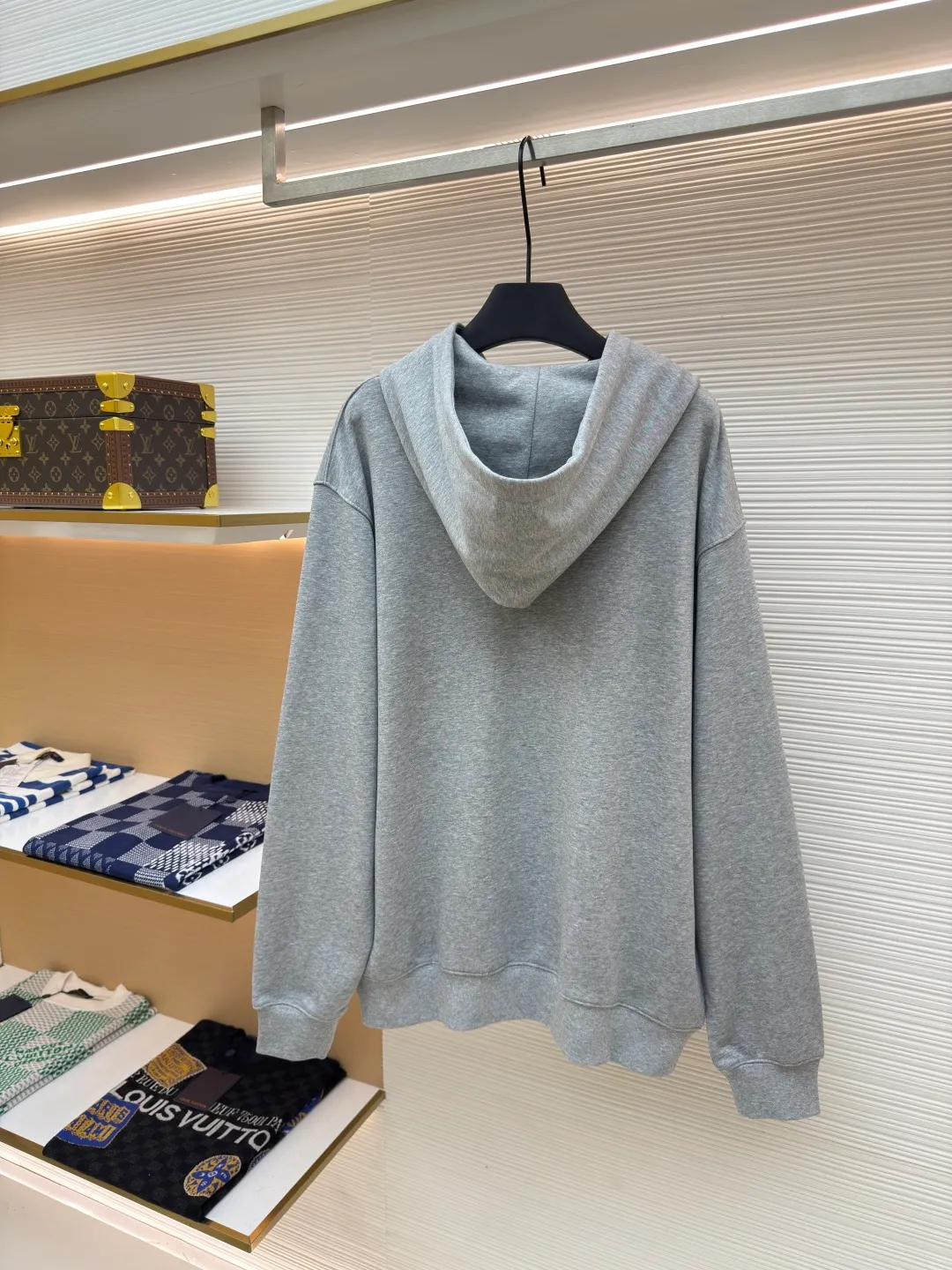 Gucci printed hooded sweatshirt ●Authentic product: Purchased and developed for 9900 ●Item number: 1680236-A55 ●Fabric: knitted fabric ●Technology: Printed production ●Version: Fitted version ●Weight: about 710 grams ●Size: S-M-L-XL ●Description: Custom-dyed plain heather gray elegant cotton knitted material, fine texture, comfortable and close to the skin, with heather gray as the main tone, low-key and rich in connotation The striped Gucci interlocking double G print is presented on the chest in a very impactful way, breaking the calmness of the heather gray. The red print blooms wantonly in the heather gray, like the flame of the trend, eye-catching and enthusiastic. It interprets the charm of street art in the language of fashion, leading the way to the forefront of fashion. Glue printing is used. The chest printing is modified by the film screen three times. The glue liquid paint is used to print the pattern on the fabric. The fabric is baked to fix the printed pattern. The fabrics have been washed to give them a better feel and texture. They are not easy to deform, shrink or fade, and maintain their long-lasting beauty. The overall wiring is straight and delicate, the fabric is comfortable and soft, and the color is consistent without color difference. It can be matched with the same style to create a fashionable look and control various occasions. Customized accessories, complete with three standards, same style for men and women!