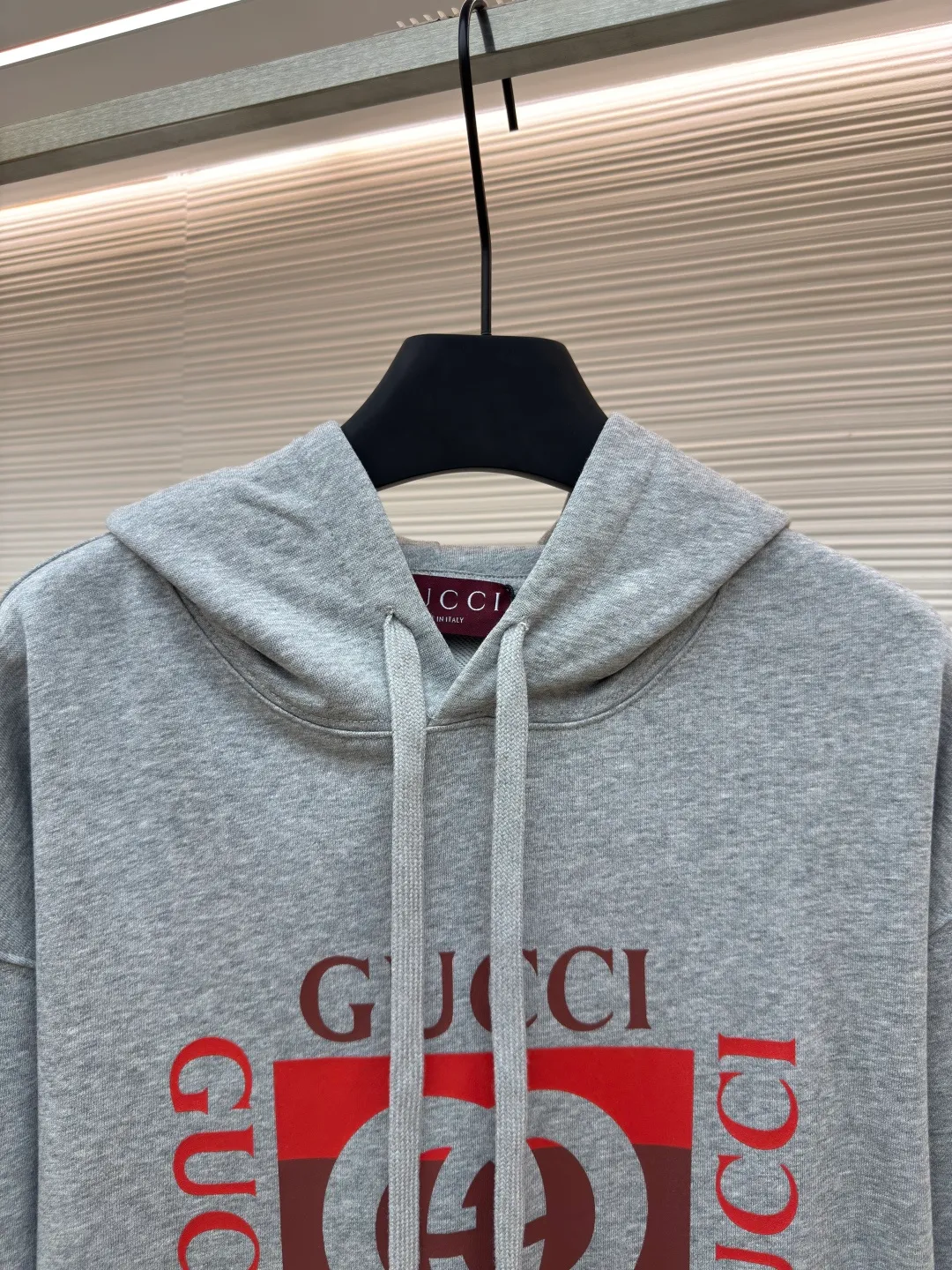 Gucci printed hooded sweatshirt ●Authentic product: Purchased and developed for 9900 ●Item number: 1680236-A55 ●Fabric: knitted fabric ●Technology: Printed production ●Version: Fitted version ●Weight: about 710 grams ●Size: S-M-L-XL ●Description: Custom-dyed plain heather gray elegant cotton knitted material, fine texture, comfortable and close to the skin, with heather gray as the main tone, low-key and rich in connotation The striped Gucci interlocking double G print is presented on the chest in a very impactful way, breaking the calmness of the heather gray. The red print blooms wantonly in the heather gray, like the flame of the trend, eye-catching and enthusiastic. It interprets the charm of street art in the language of fashion, leading the way to the forefront of fashion. Glue printing is used. The chest printing is modified by the film screen three times. The glue liquid paint is used to print the pattern on the fabric. The fabric is baked to fix the printed pattern. The fabrics have been washed to give them a better feel and texture. They are not easy to deform, shrink or fade, and maintain their long-lasting beauty. The overall wiring is straight and delicate, the fabric is comfortable and soft, and the color is consistent without color difference. It can be matched with the same style to create a fashionable look and control various occasions. Customized accessories, complete with three standards, same style for men and women!