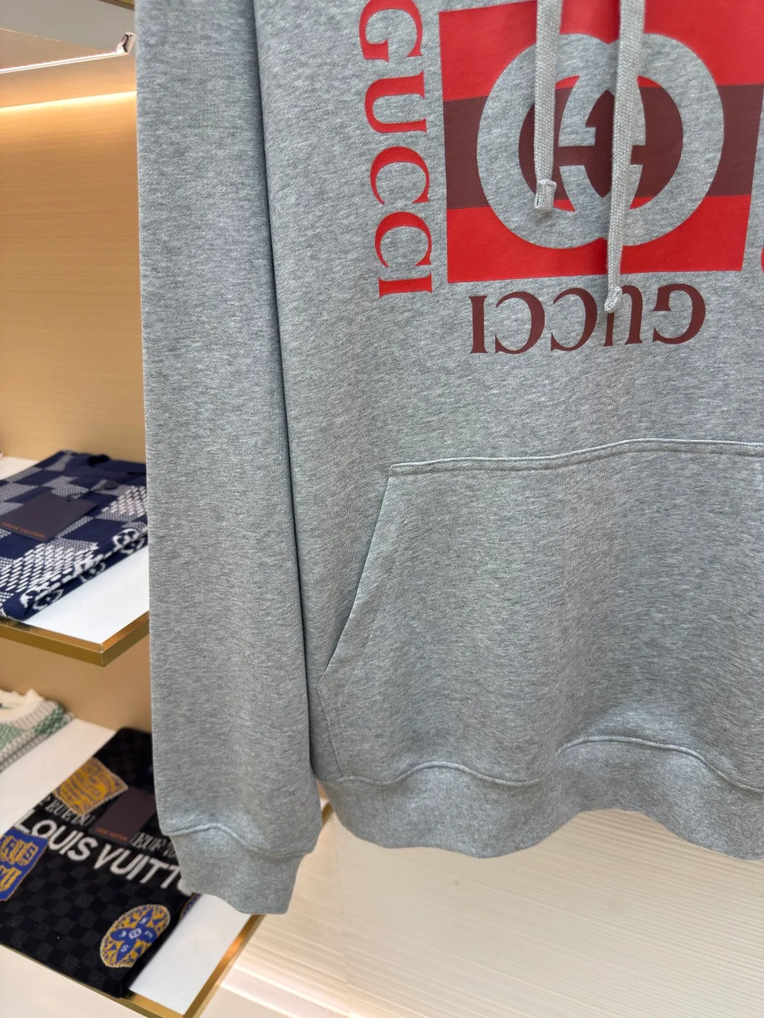 Gucci printed hooded sweatshirt ●Authentic product: Purchased and developed for 9900 ●Item number: 1680236-A55 ●Fabric: knitted fabric ●Technology: Printed production ●Version: Fitted version ●Weight: about 710 grams ●Size: S-M-L-XL ●Description: Custom-dyed plain heather gray elegant cotton knitted material, fine texture, comfortable and close to the skin, with heather gray as the main tone, low-key and rich in connotation The striped Gucci interlocking double G print is presented on the chest in a very impactful way, breaking the calmness of the heather gray. The red print blooms wantonly in the heather gray, like the flame of the trend, eye-catching and enthusiastic. It interprets the charm of street art in the language of fashion, leading the way to the forefront of fashion. Glue printing is used. The chest printing is modified by the film screen three times. The glue liquid paint is used to print the pattern on the fabric. The fabric is baked to fix the printed pattern. The fabrics have been washed to give them a better feel and texture. They are not easy to deform, shrink or fade, and maintain their long-lasting beauty. The overall wiring is straight and delicate, the fabric is comfortable and soft, and the color is consistent without color difference. It can be matched with the same style to create a fashionable look and control various occasions. Customized accessories, complete with three standards, same style for men and women!