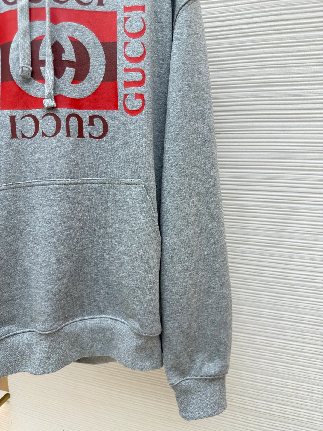 Gucci printed hooded sweatshirt ●Authentic product: Purchased and developed for 9900 ●Item number: 1680236-A55 ●Fabric: knitted fabric ●Technology: Printed production ●Version: Fitted version ●Weight: about 710 grams ●Size: S-M-L-XL ●Description: Custom-dyed plain heather gray elegant cotton knitted material, fine texture, comfortable and close to the skin, with heather gray as the main tone, low-key and rich in connotation The striped Gucci interlocking double G print is presented on the chest in a very impactful way, breaking the calmness of the heather gray. The red print blooms wantonly in the heather gray, like the flame of the trend, eye-catching and enthusiastic. It interprets the charm of street art in the language of fashion, leading the way to the forefront of fashion. Glue printing is used. The chest printing is modified by the film screen three times. The glue liquid paint is used to print the pattern on the fabric. The fabric is baked to fix the printed pattern. The fabrics have been washed to give them a better feel and texture. They are not easy to deform, shrink or fade, and maintain their long-lasting beauty. The overall wiring is straight and delicate, the fabric is comfortable and soft, and the color is consistent without color difference. It can be matched with the same style to create a fashionable look and control various occasions. Customized accessories, complete with three standards, same style for men and women!