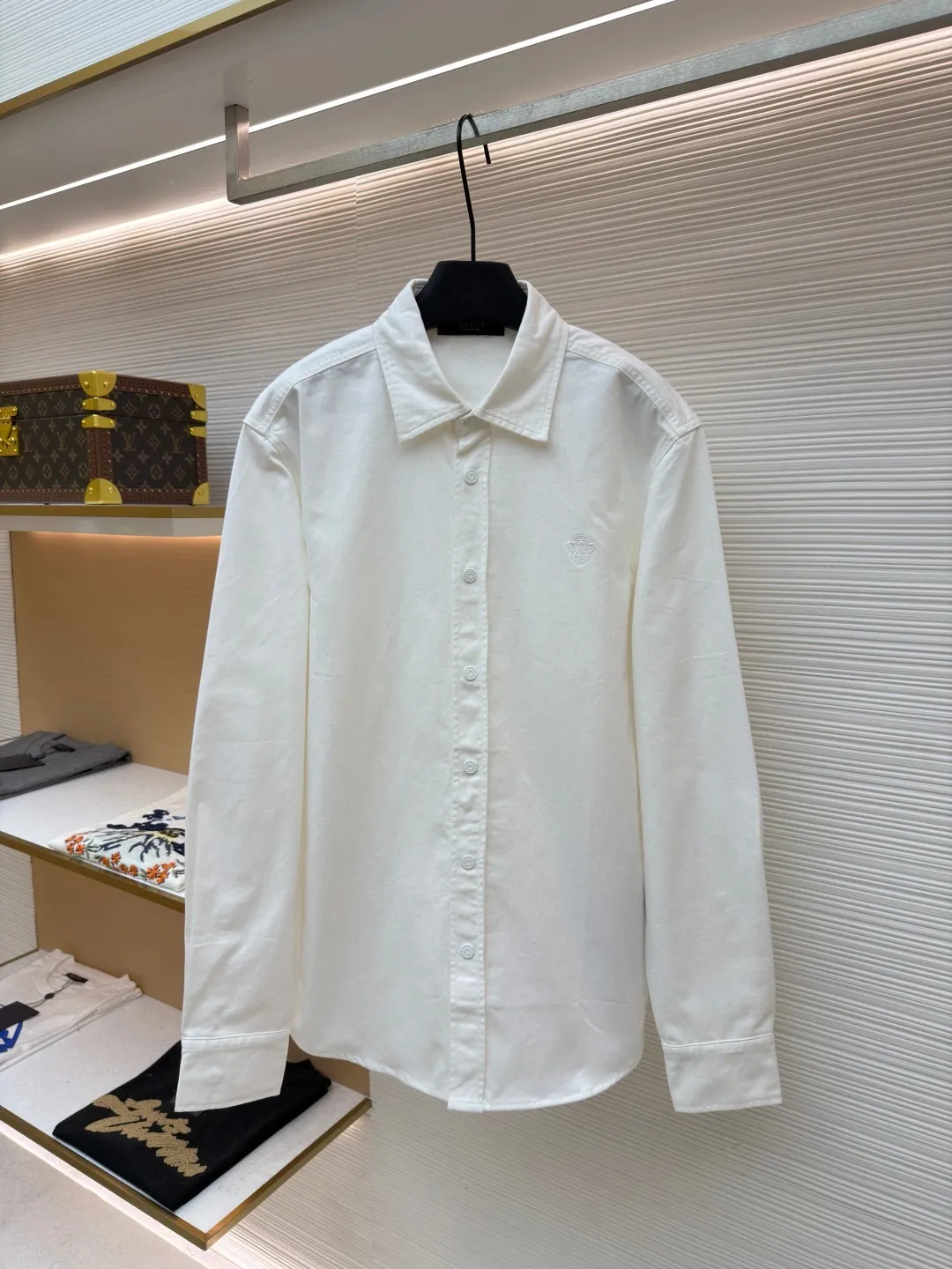 Gucci family crest embroidered denim shirt ●Original version: Purchased and developed for 11900 ●Item number: 1681993-A75 ●Material: denim fabric ●Technology: made by rubbing and wrinkled cat whiskers ●Color: white ●Type: fitted version ●Weight: about 550 grams ●Size: 46-48-50-52 ●Description: Customized cotton twin denim fabric, delicate, soft and comfortable to the skin The soft and layered cloud blue is used as the main color, like a flowing blue poem. The simple embroidery of the family crest is embellished on the chest in the "La Famiglia" series. It inherits the ancient Italian family totem, symbolizing the sophistication and entrepreneurial spirit of the family. The elegant lines outline the neck style, blooming charm in a low-key manner. The versatile darling on the fashion stage, using imported machine embroidery technology. Use advanced computer control systems and sophisticated mechanical components to realize the Gucci family crest embroidery operation with high precision. The lines are smooth and delicate, and priority is given to customizing 1:1 original denim material to fry snowballs and salt. Specially prepare the corresponding solution. Add a certain amount of dye, soak the denim material in it to absorb the solvent, and then scrub and dry it to further fade and oxidize. The rubbing wrinkle whisker technology and the gun painting whisker technique are combined. Manual rubbing is given priority in specific areas to achieve a natural wrinkle effect. Then specific tools are used to draw a whisker-shaped texture to achieve a full visual effect. The overall wiring is straight and delicate, the fabric is comfortable and soft, and the color is consistent without color difference. It can be matched with the same style to create a fashionable look and control various occasions. Customized accessories, complete with three standards, same style for men and women!