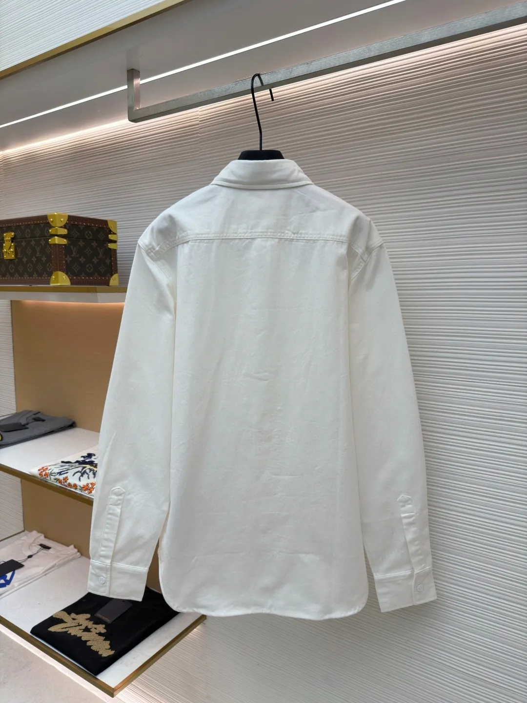Gucci family crest embroidered denim shirt ●Original version: Purchased and developed for 11900 ●Item number: 1681993-A75 ●Material: denim fabric ●Technology: made by rubbing and wrinkled cat whiskers ●Color: white ●Type: fitted version ●Weight: about 550 grams ●Size: 46-48-50-52 ●Description: Customized cotton twin denim fabric, delicate, soft and comfortable to the skin The soft and layered cloud blue is used as the main color, like a flowing blue poem. The simple embroidery of the family crest is embellished on the chest in the "La Famiglia" series. It inherits the ancient Italian family totem, symbolizing the sophistication and entrepreneurial spirit of the family. The elegant lines outline the neck style, blooming charm in a low-key manner. The versatile darling on the fashion stage, using imported machine embroidery technology. Use advanced computer control systems and sophisticated mechanical components to realize the Gucci family crest embroidery operation with high precision. The lines are smooth and delicate, and priority is given to customizing 1:1 original denim material to fry snowballs and salt. Specially prepare the corresponding solution. Add a certain amount of dye, soak the denim material in it to absorb the solvent, and then scrub and dry it to further fade and oxidize. The rubbing wrinkle whisker technology and the gun painting whisker technique are combined. Manual rubbing is given priority in specific areas to achieve a natural wrinkle effect. Then specific tools are used to draw a whisker-shaped texture to achieve a full visual effect. The overall wiring is straight and delicate, the fabric is comfortable and soft, and the color is consistent without color difference. It can be matched with the same style to create a fashionable look and control various occasions. Customized accessories, complete with three standards, same style for men and women!