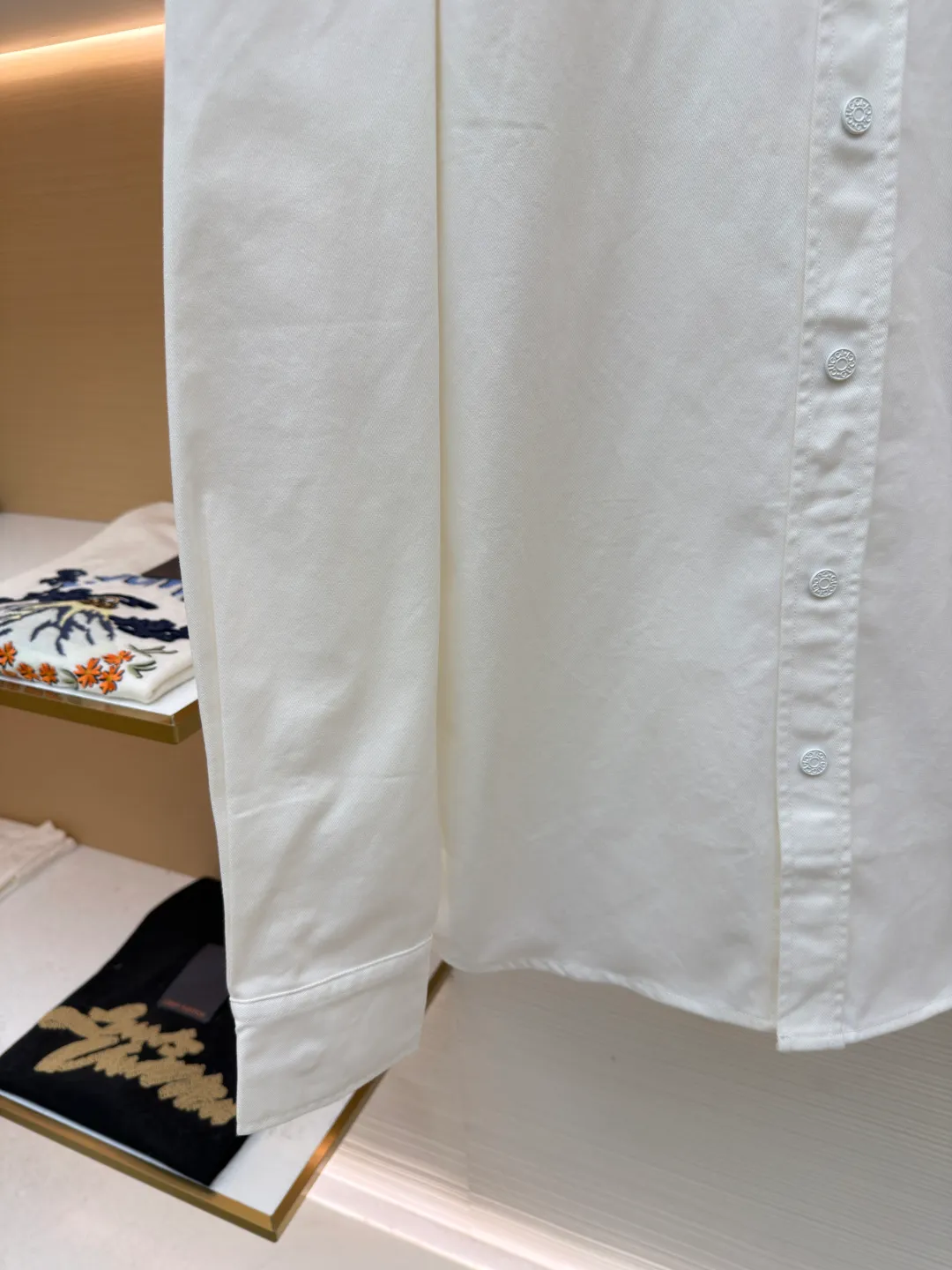 Gucci family crest embroidered denim shirt ●Original version: Purchased and developed for 11900 ●Item number: 1681993-A75 ●Material: denim fabric ●Technology: made by rubbing and wrinkled cat whiskers ●Color: white ●Type: fitted version ●Weight: about 550 grams ●Size: 46-48-50-52 ●Description: Customized cotton twin denim fabric, delicate, soft and comfortable to the skin The soft and layered cloud blue is used as the main color, like a flowing blue poem. The simple embroidery of the family crest is embellished on the chest in the "La Famiglia" series. It inherits the ancient Italian family totem, symbolizing the sophistication and entrepreneurial spirit of the family. The elegant lines outline the neck style, blooming charm in a low-key manner. The versatile darling on the fashion stage, using imported machine embroidery technology. Use advanced computer control systems and sophisticated mechanical components to realize the Gucci family crest embroidery operation with high precision. The lines are smooth and delicate, and priority is given to customizing 1:1 original denim material to fry snowballs and salt. Specially prepare the corresponding solution. Add a certain amount of dye, soak the denim material in it to absorb the solvent, and then scrub and dry it to further fade and oxidize. The rubbing wrinkle whisker technology and the gun painting whisker technique are combined. Manual rubbing is given priority in specific areas to achieve a natural wrinkle effect. Then specific tools are used to draw a whisker-shaped texture to achieve a full visual effect. The overall wiring is straight and delicate, the fabric is comfortable and soft, and the color is consistent without color difference. It can be matched with the same style to create a fashionable look and control various occasions. Customized accessories, complete with three standards, same style for men and women!