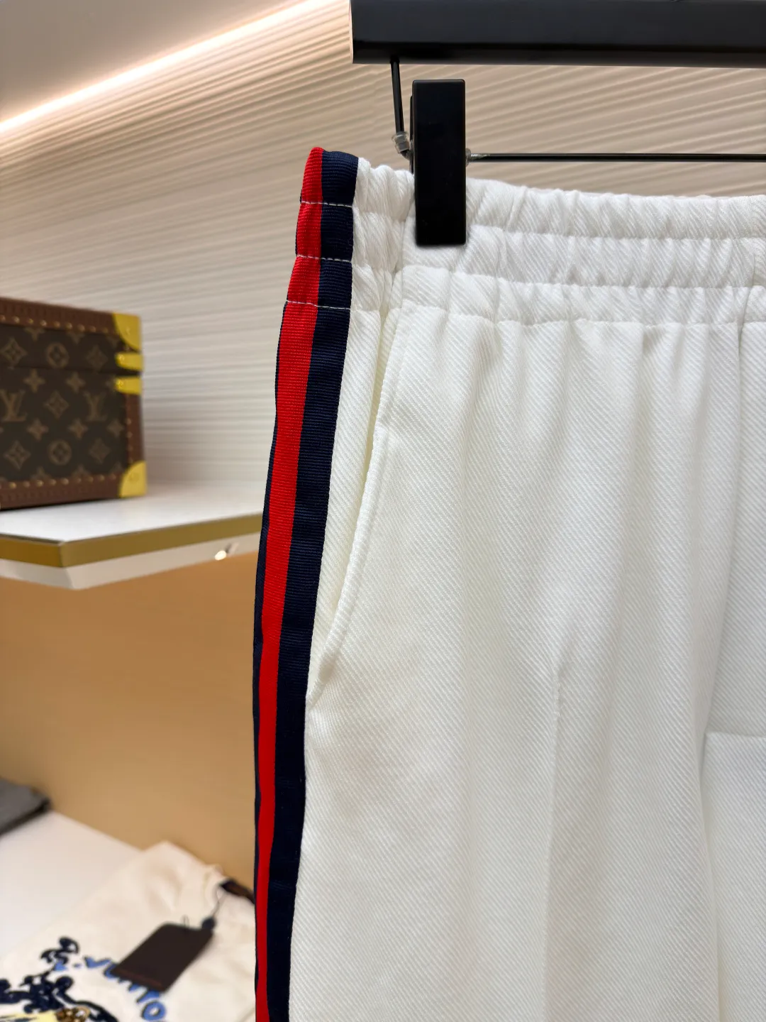 Gucci contrasting color webbing knitted trousers ●Original version: Purchased and developed for 3999 ●Item number: 1681326-B05 ●Material: 100% cotton ●Technology: Ribbon production ●Color: white ●Version: fitted version ●Weight: about 630 grams ●Size: S-M-L-XL ●Description: This sport is made of pure cotton fabric, with a zipper design, classic English letter embroidery on the back shoulders, and contrasting webbing on the sides of the sleeves. It has an elastic waist design and 4 pockets. The style is very novel and unique. The upper body effect is great. It is versatile for sports and leisure. It is the same style for men and women. Highly recommended! The overall wiring is straight and delicate, the fabric is comfortable and soft, and the color is consistent without color difference. It can be matched with the same style to create a fashionable look and control various occasions. Customized accessories, complete with three standards, same style for men and women!