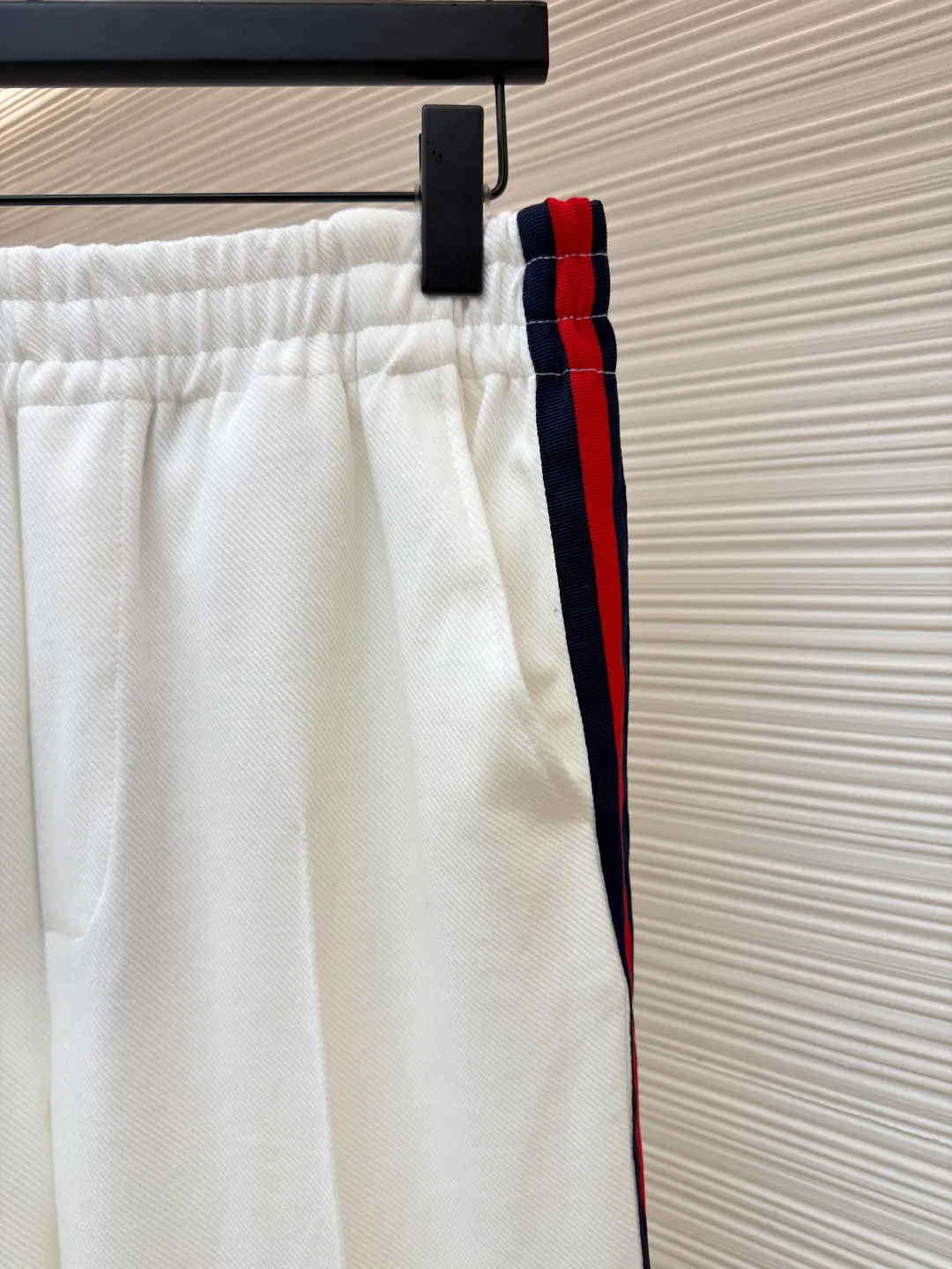 Gucci contrasting color webbing knitted trousers ●Original version: Purchased and developed for 3999 ●Item number: 1681326-B05 ●Material: 100% cotton ●Technology: Ribbon production ●Color: white ●Version: fitted version ●Weight: about 630 grams ●Size: S-M-L-XL ●Description: This sport is made of pure cotton fabric, with a zipper design, classic English letter embroidery on the back shoulders, and contrasting webbing on the sides of the sleeves. It has an elastic waist design and 4 pockets. The style is very novel and unique. The upper body effect is great. It is versatile for sports and leisure. It is the same style for men and women. Highly recommended! The overall wiring is straight and delicate, the fabric is comfortable and soft, and the color is consistent without color difference. It can be matched with the same style to create a fashionable look and control various occasions. Customized accessories, complete with three standards, same style for men and women!
