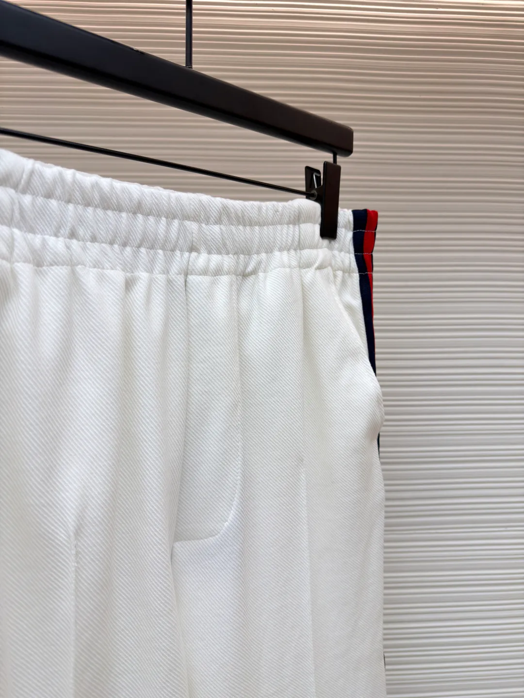 Gucci contrasting color webbing knitted trousers ●Original version: Purchased and developed for 3999 ●Item number: 1681326-B05 ●Material: 100% cotton ●Technology: Ribbon production ●Color: white ●Version: fitted version ●Weight: about 630 grams ●Size: S-M-L-XL ●Description: This sport is made of pure cotton fabric, with a zipper design, classic English letter embroidery on the back shoulders, and contrasting webbing on the sides of the sleeves. It has an elastic waist design and 4 pockets. The style is very novel and unique. The upper body effect is great. It is versatile for sports and leisure. It is the same style for men and women. Highly recommended! The overall wiring is straight and delicate, the fabric is comfortable and soft, and the color is consistent without color difference. It can be matched with the same style to create a fashionable look and control various occasions. Customized accessories, complete with three standards, same style for men and women!