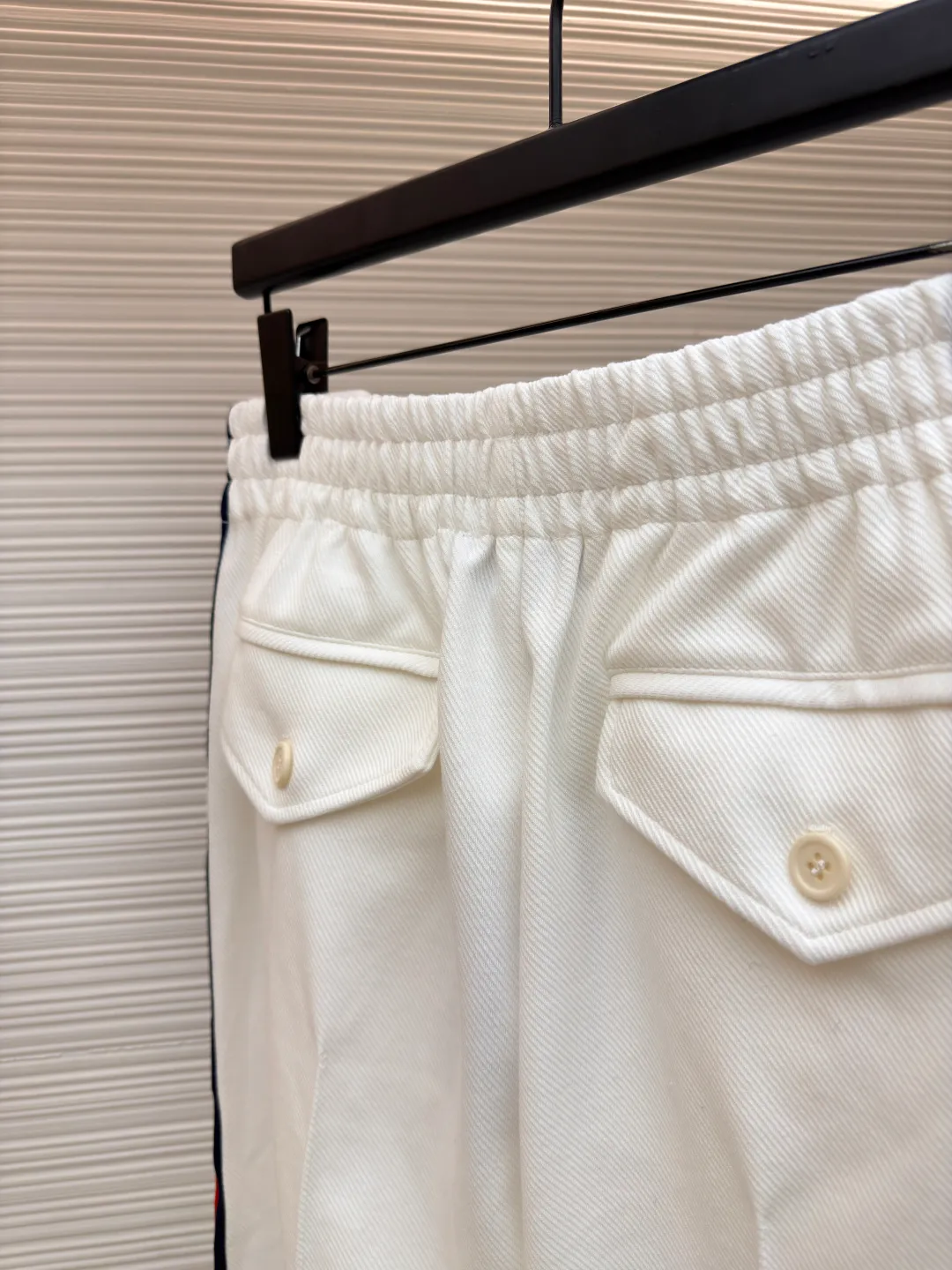 Gucci contrasting color webbing knitted trousers ●Original version: Purchased and developed for 3999 ●Item number: 1681326-B05 ●Material: 100% cotton ●Technology: Ribbon production ●Color: white ●Version: fitted version ●Weight: about 630 grams ●Size: S-M-L-XL ●Description: This sport is made of pure cotton fabric, with a zipper design, classic English letter embroidery on the back shoulders, and contrasting webbing on the sides of the sleeves. It has an elastic waist design and 4 pockets. The style is very novel and unique. The upper body effect is great. It is versatile for sports and leisure. It is the same style for men and women. Highly recommended! The overall wiring is straight and delicate, the fabric is comfortable and soft, and the color is consistent without color difference. It can be matched with the same style to create a fashionable look and control various occasions. Customized accessories, complete with three standards, same style for men and women!