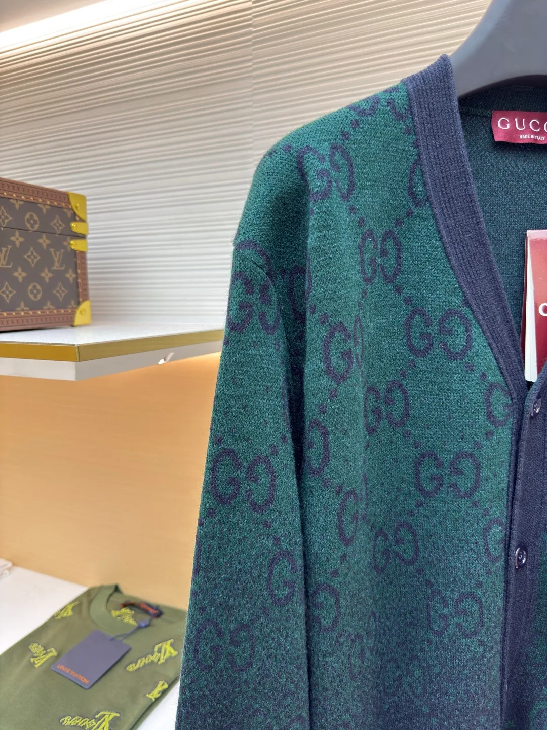 Gucci all-over floral gradient cardigan ●Authentic product: Purchased and developed for 13800 ●Item number: 1680666-B90 ●Fabric: wool fabric ●Technology: knitted ●Version: loose fit ●Weight: about 500 grams ●Size: XS-S-M-L ●Description: This wool cardigan is made of 26-count 100% wool, with double-stranded wool yarn. The original jacquard pattern file is enlarged and debugged by hand to show a gradient effect. The bottom plate has been modified more than 10 times to ensure 100% restoration. Because the gradient jacquard pattern wool yarn needs to be dyed, it also takes a long time to weave up to 5 colors of yarn. The placket position, pockets, and shoulders are all pattern aligned, and the original deep sea shell buckle is customized by opening the mold. The overall wiring is straight and delicate, the fabric is comfortable and soft, and the color is consistent without color difference. It can be matched with the same style to create a fashionable look and control various occasions. Customized accessories, complete with three standards, same style for men and women!