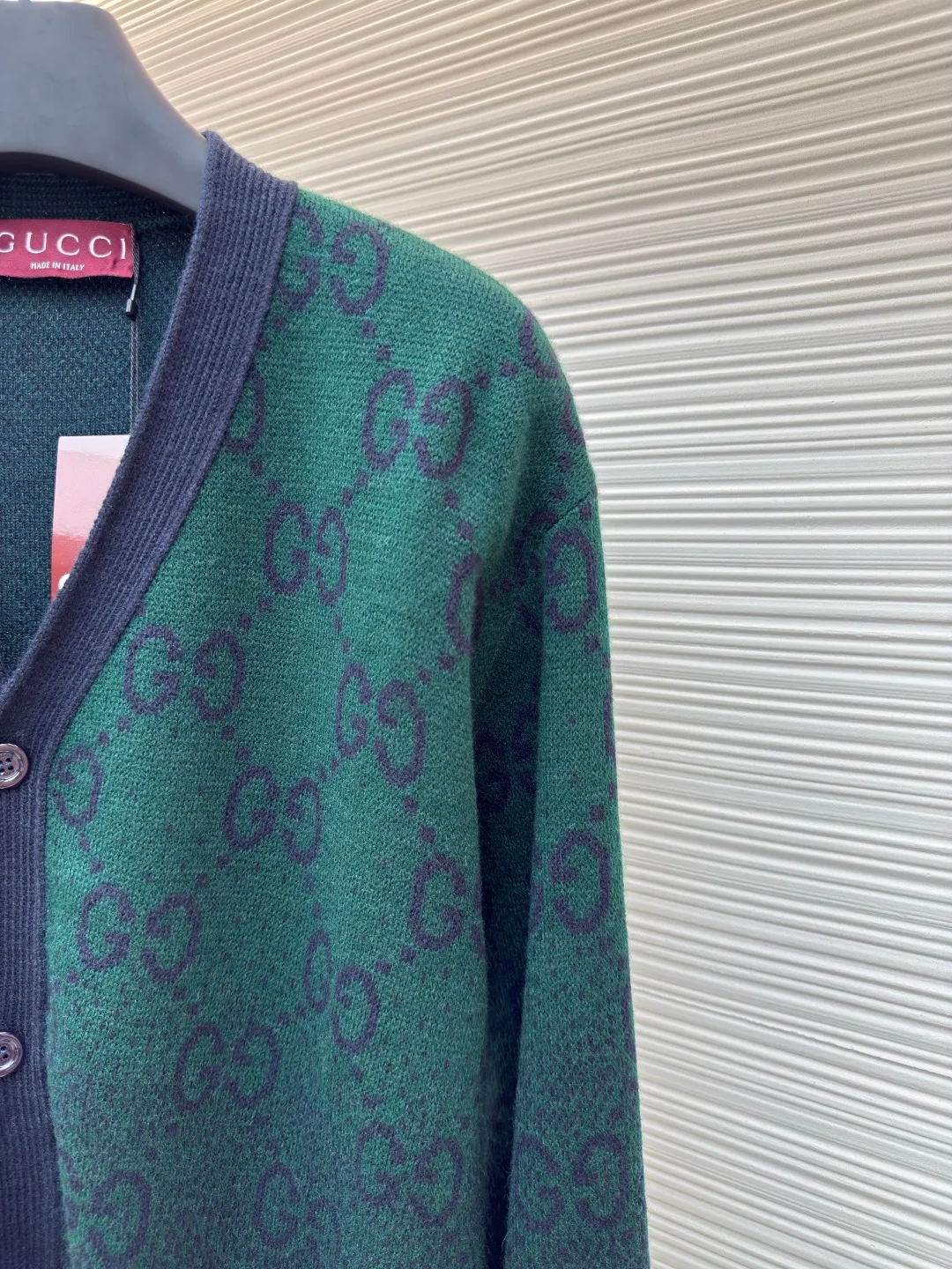 Gucci all-over floral gradient cardigan ●Authentic product: Purchased and developed for 13800 ●Item number: 1680666-B90 ●Fabric: wool fabric ●Technology: knitted ●Version: loose fit ●Weight: about 500 grams ●Size: XS-S-M-L ●Description: This wool cardigan is made of 26-count 100% wool, with double-stranded wool yarn. The original jacquard pattern file is enlarged and debugged by hand to show a gradient effect. The bottom plate has been modified more than 10 times to ensure 100% restoration. Because the gradient jacquard pattern wool yarn needs to be dyed, it also takes a long time to weave up to 5 colors of yarn. The placket position, pockets, and shoulders are all pattern aligned, and the original deep sea shell buckle is customized by opening the mold. The overall wiring is straight and delicate, the fabric is comfortable and soft, and the color is consistent without color difference. It can be matched with the same style to create a fashionable look and control various occasions. Customized accessories, complete with three standards, same style for men and women!